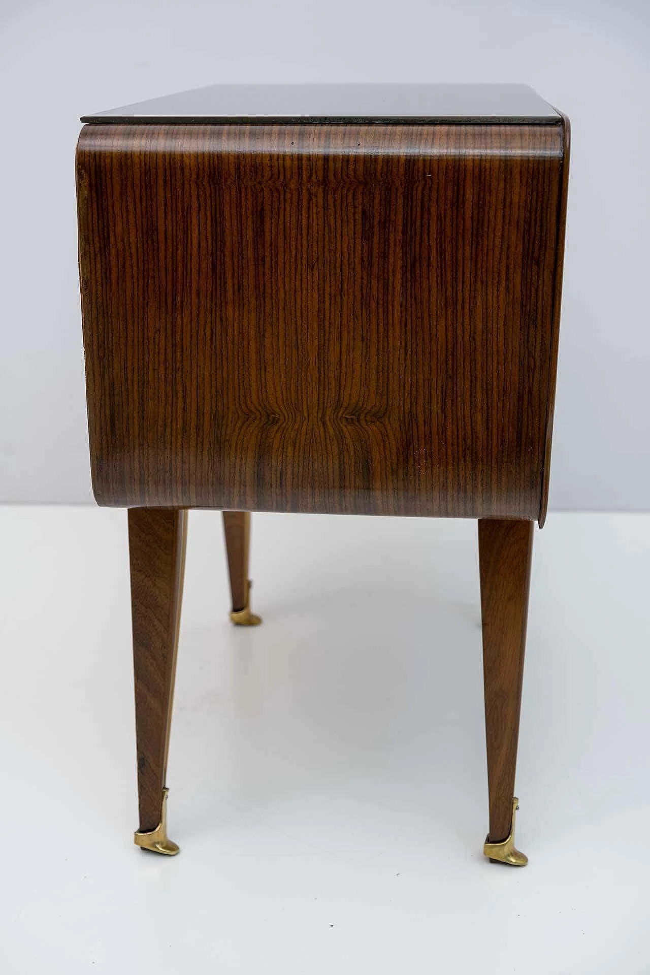 Pair of mid-century Italian bedside tables in maple and walnut, 1950s 10