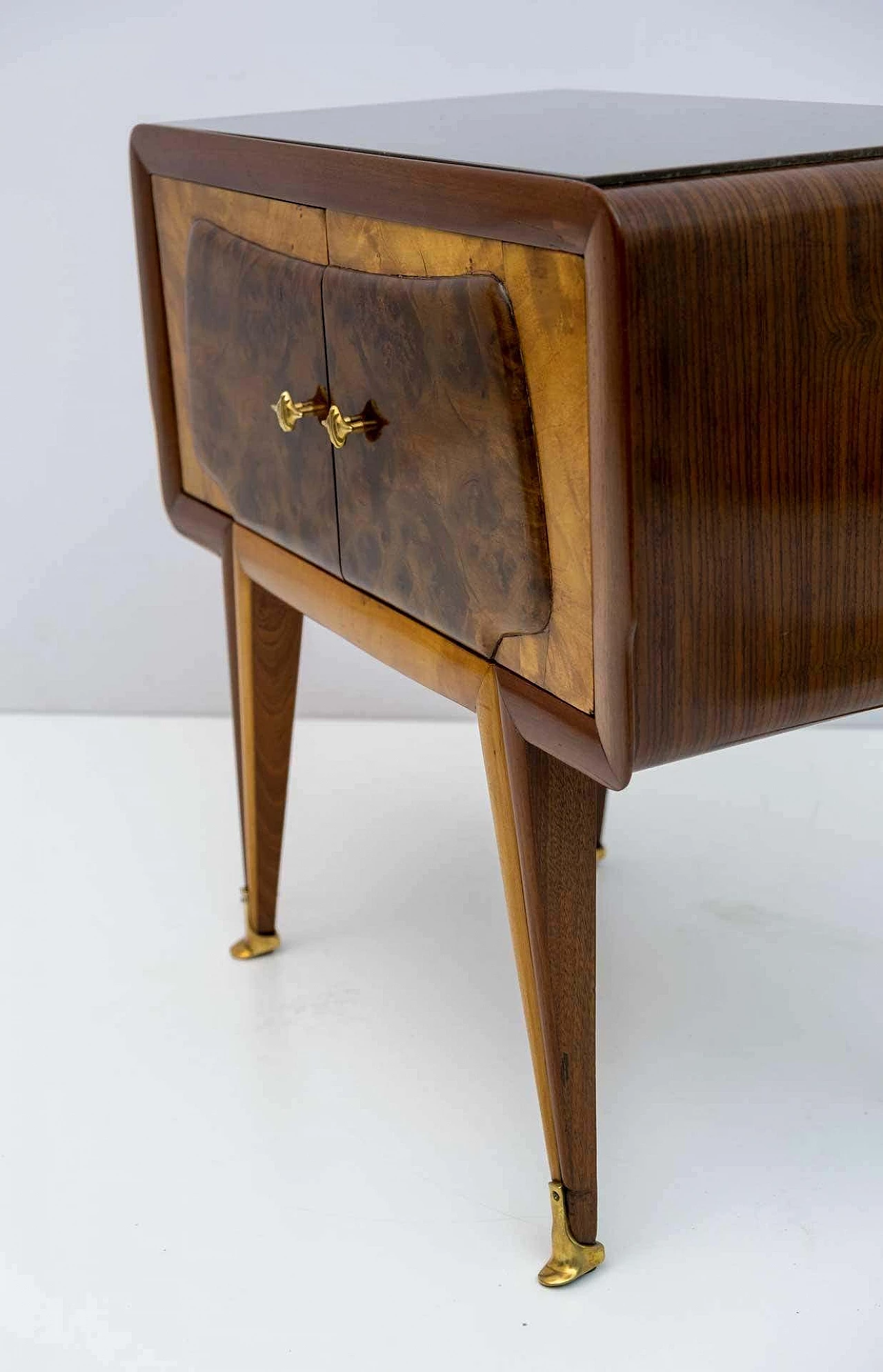 Pair of mid-century Italian bedside tables in maple and walnut, 1950s 11