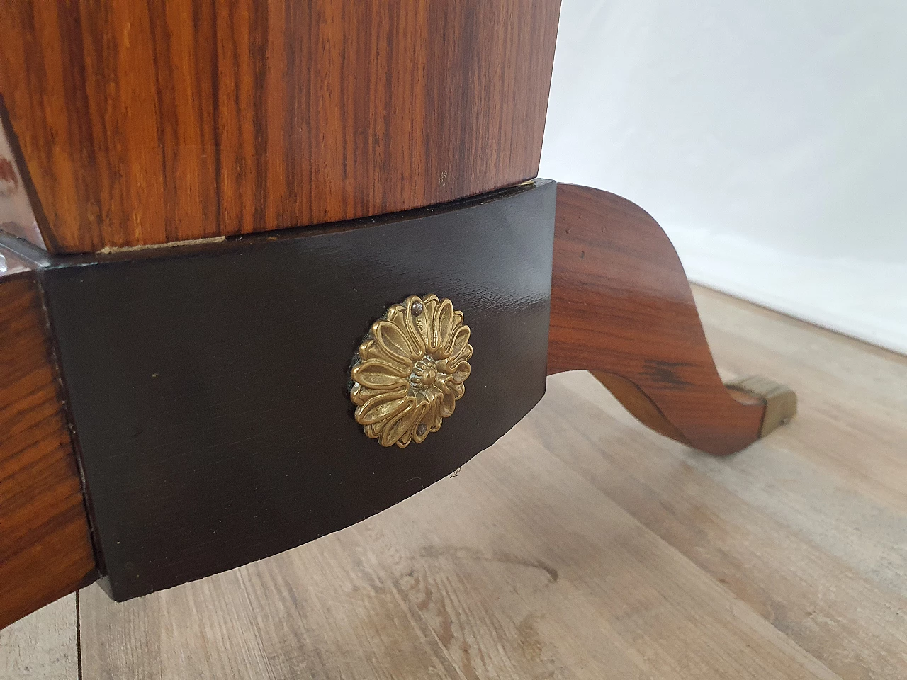 Mahogany oval dining table with decorated glass top, 1950s 34