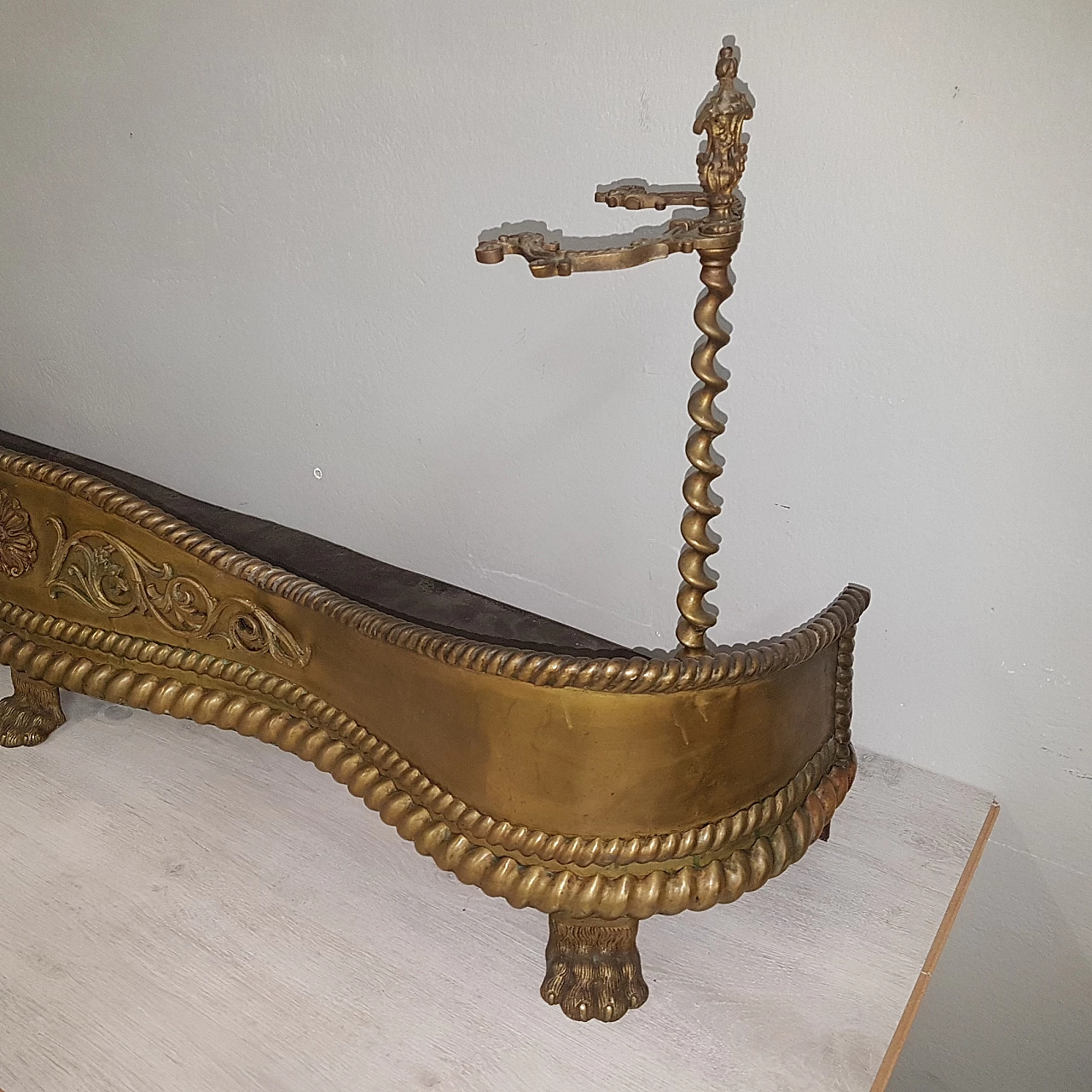 Gilded brass fireplace stopper, 19th century 6