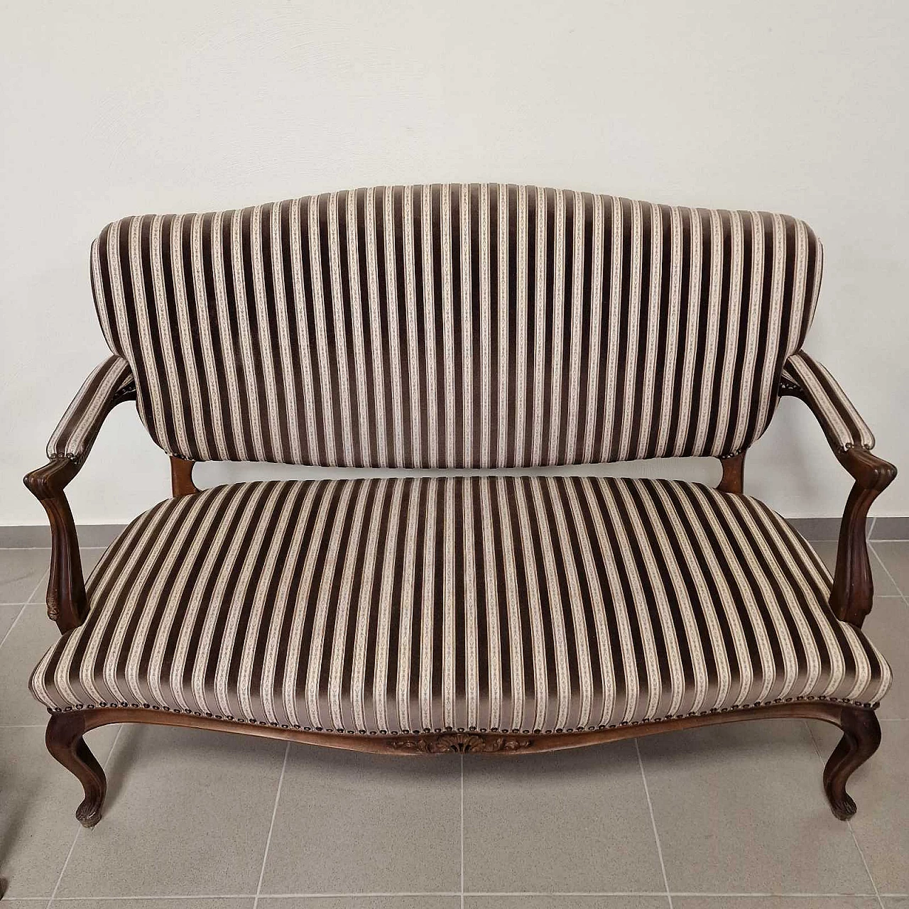 Pair of armchairs and sofa in wood and damask, 1920s 3