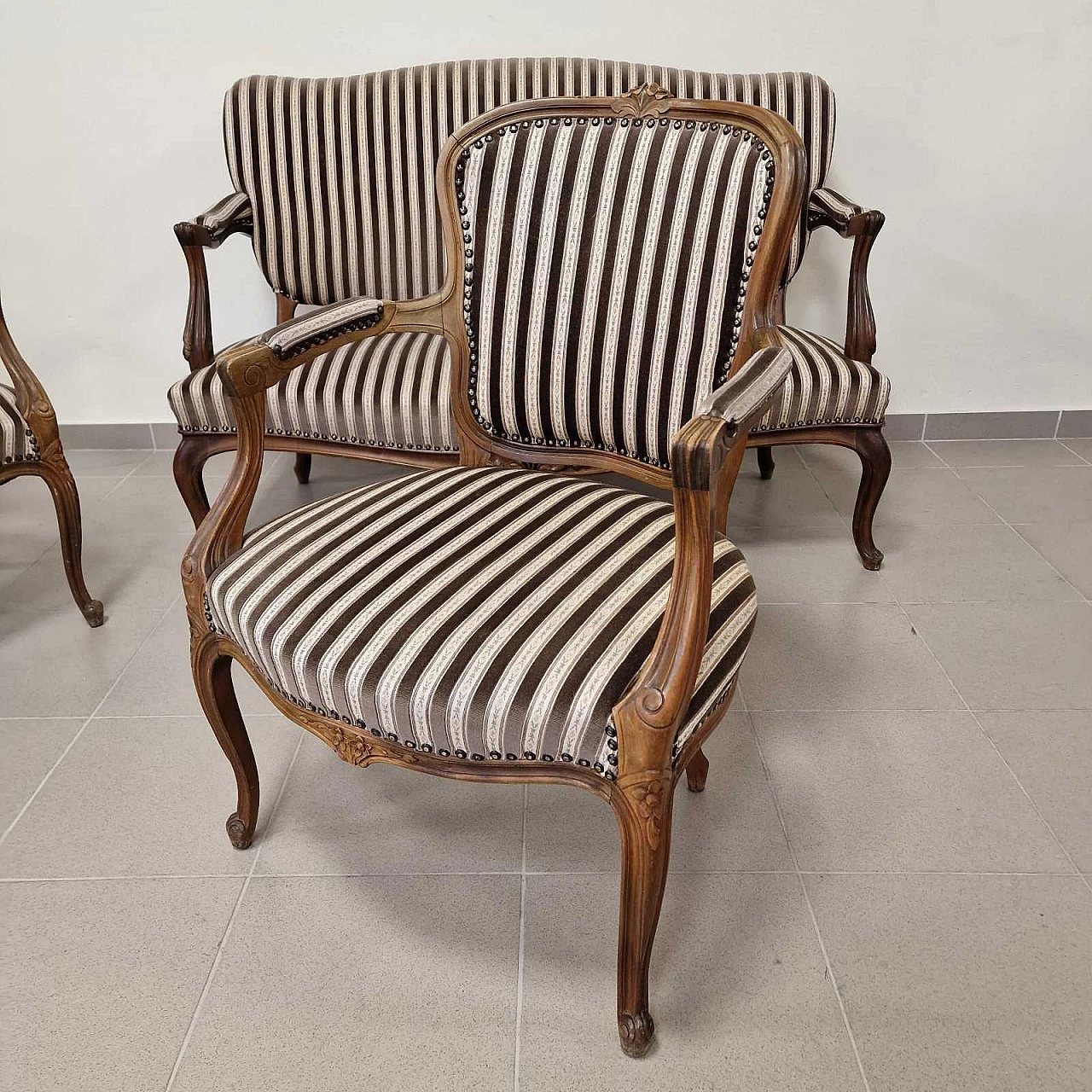 Pair of armchairs and sofa in wood and damask, 1920s 4