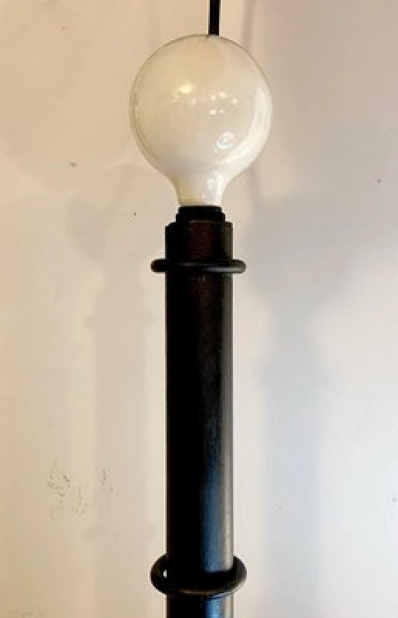 Lampada da terra in metallo verniciato nero e rame, anni '80 7