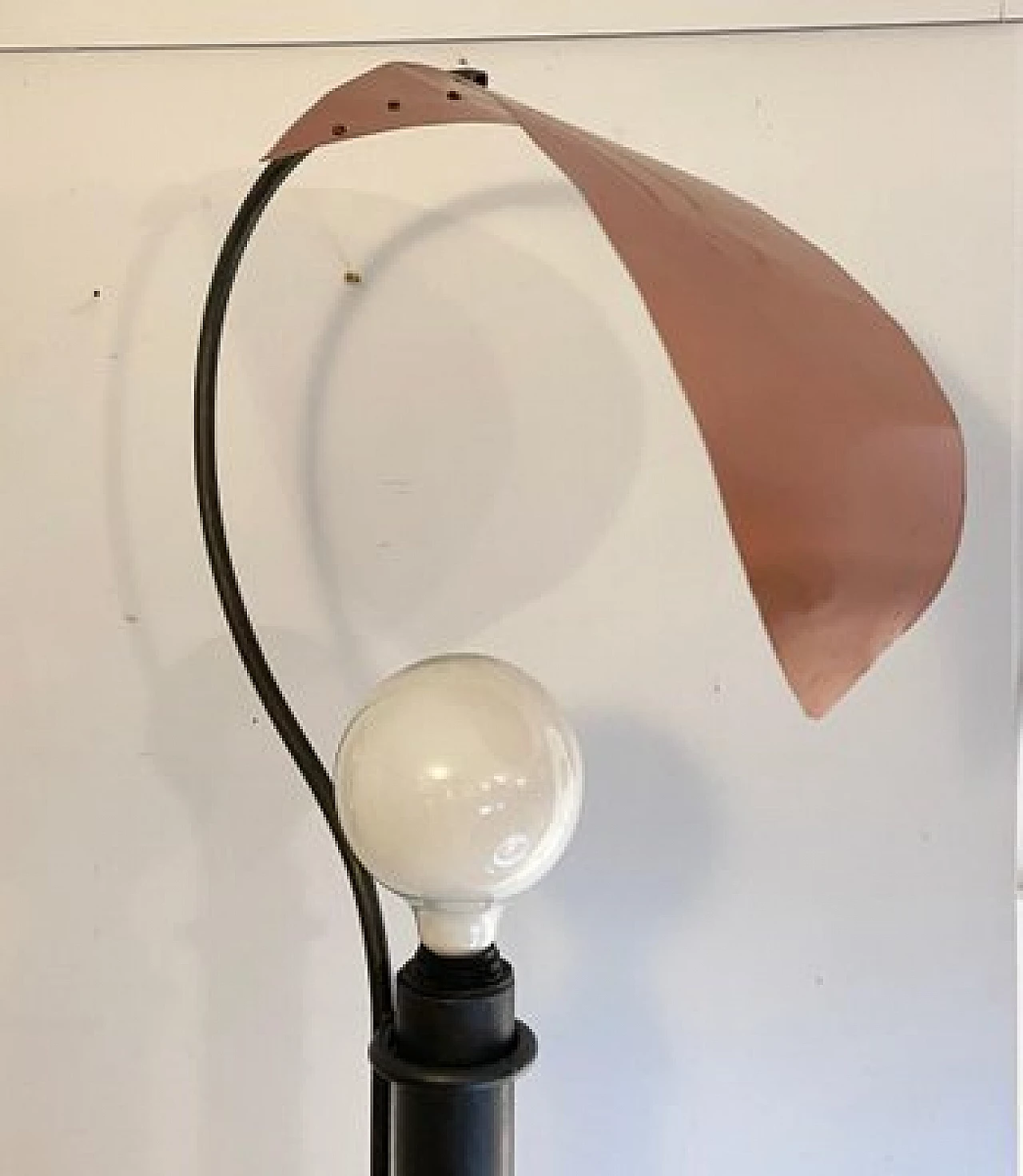 Lampada da terra in metallo verniciato nero e rame, anni '80 8