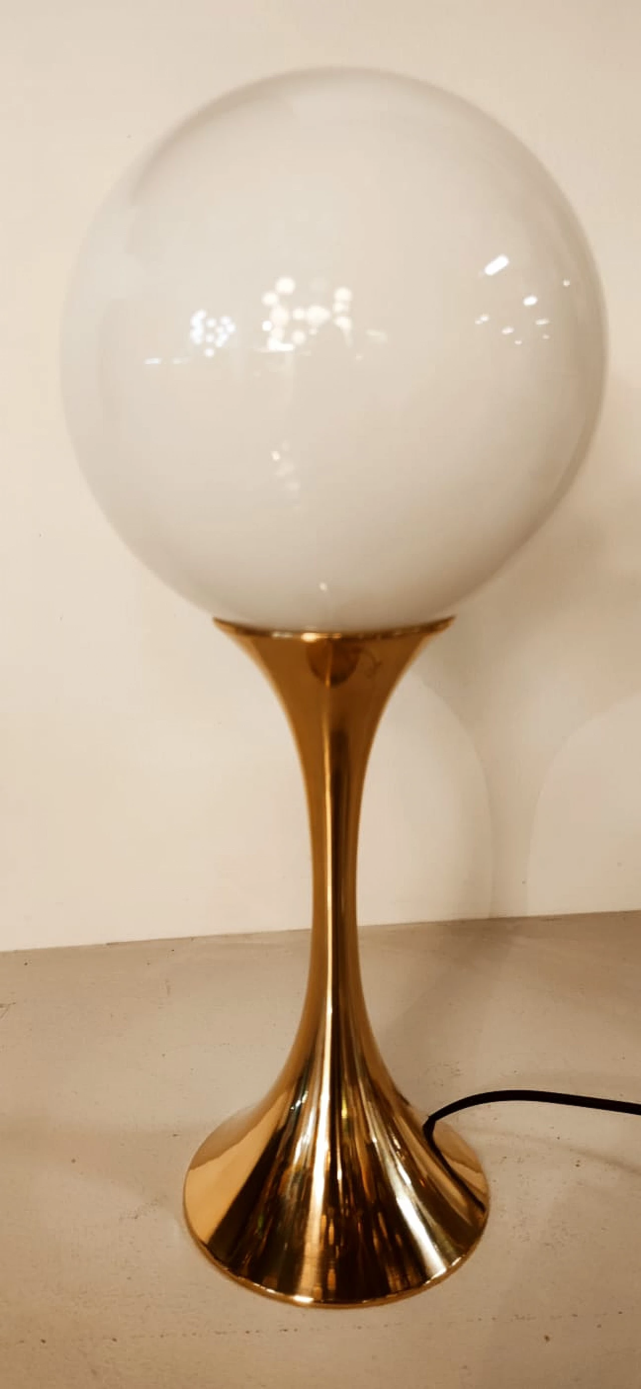 Brass table lamp with white glass sphere, 1970s 3