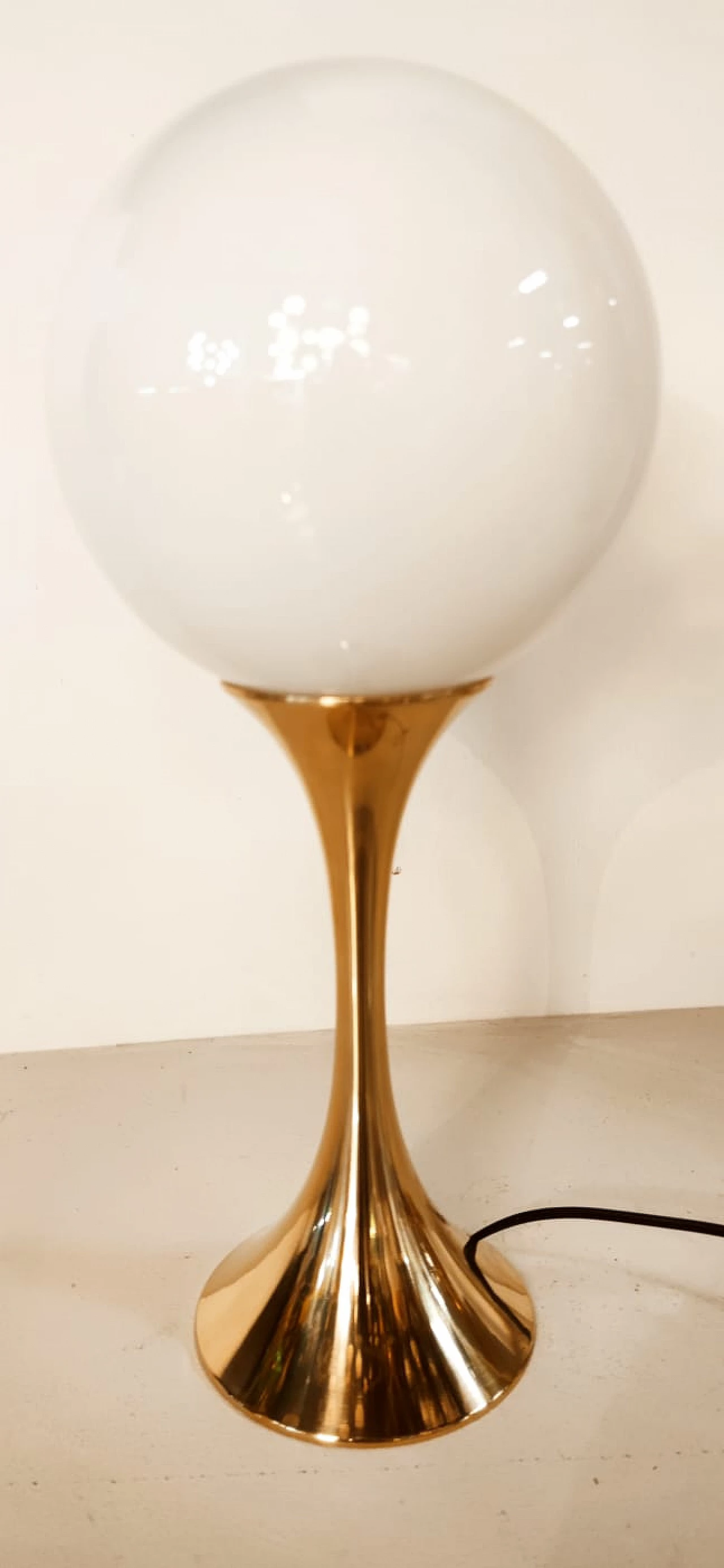 Brass table lamp with white glass sphere, 1970s 7