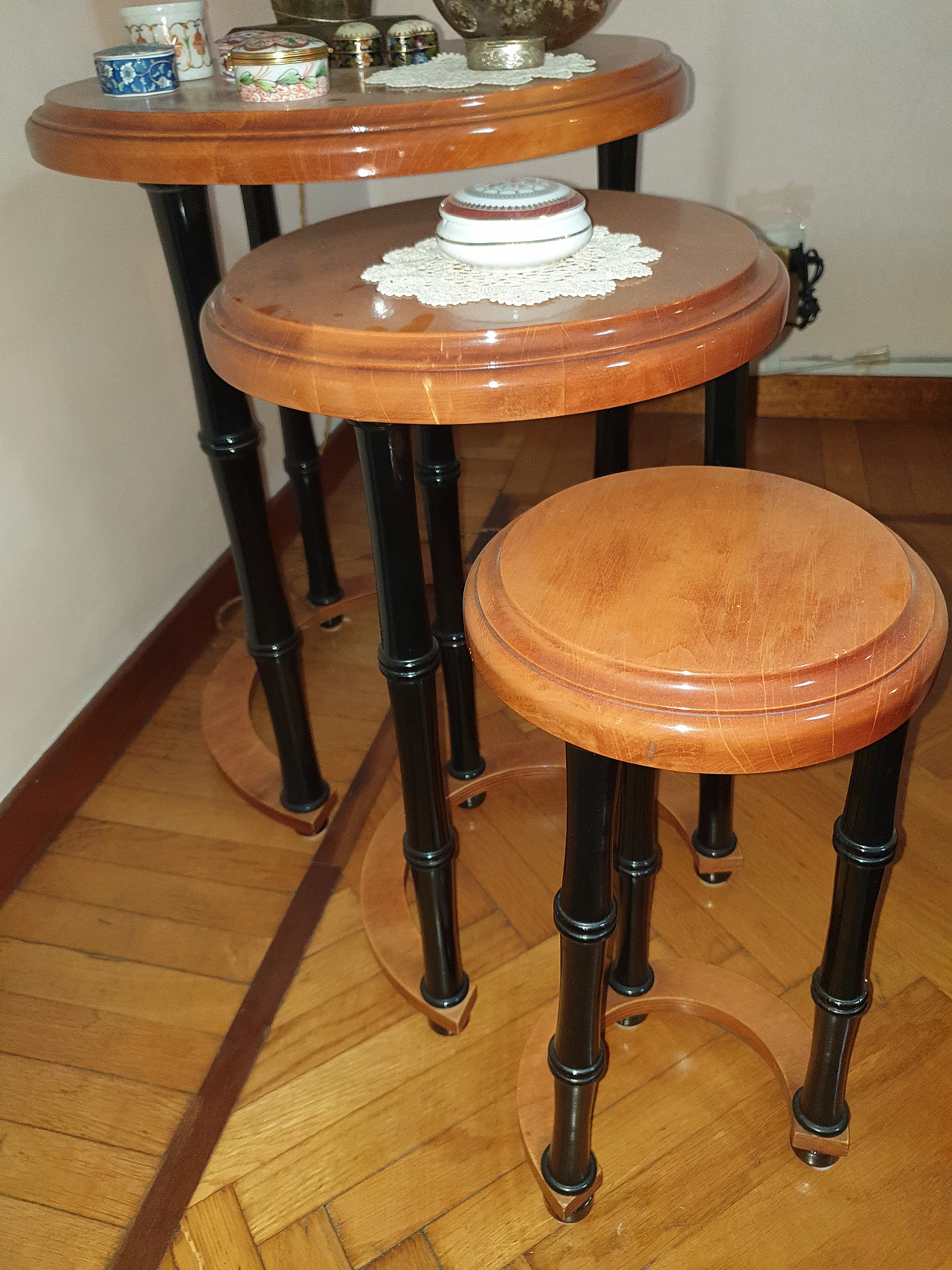 3 Wood nesting tables with ebonized bamboo-effect legs 1