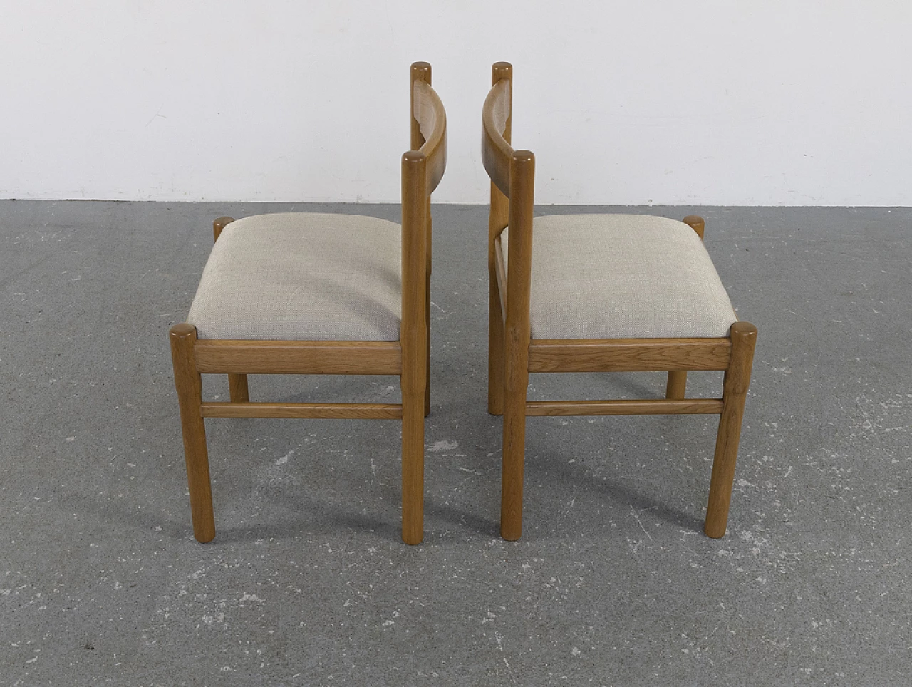 12 oak and fabric chairs, 1970s 21