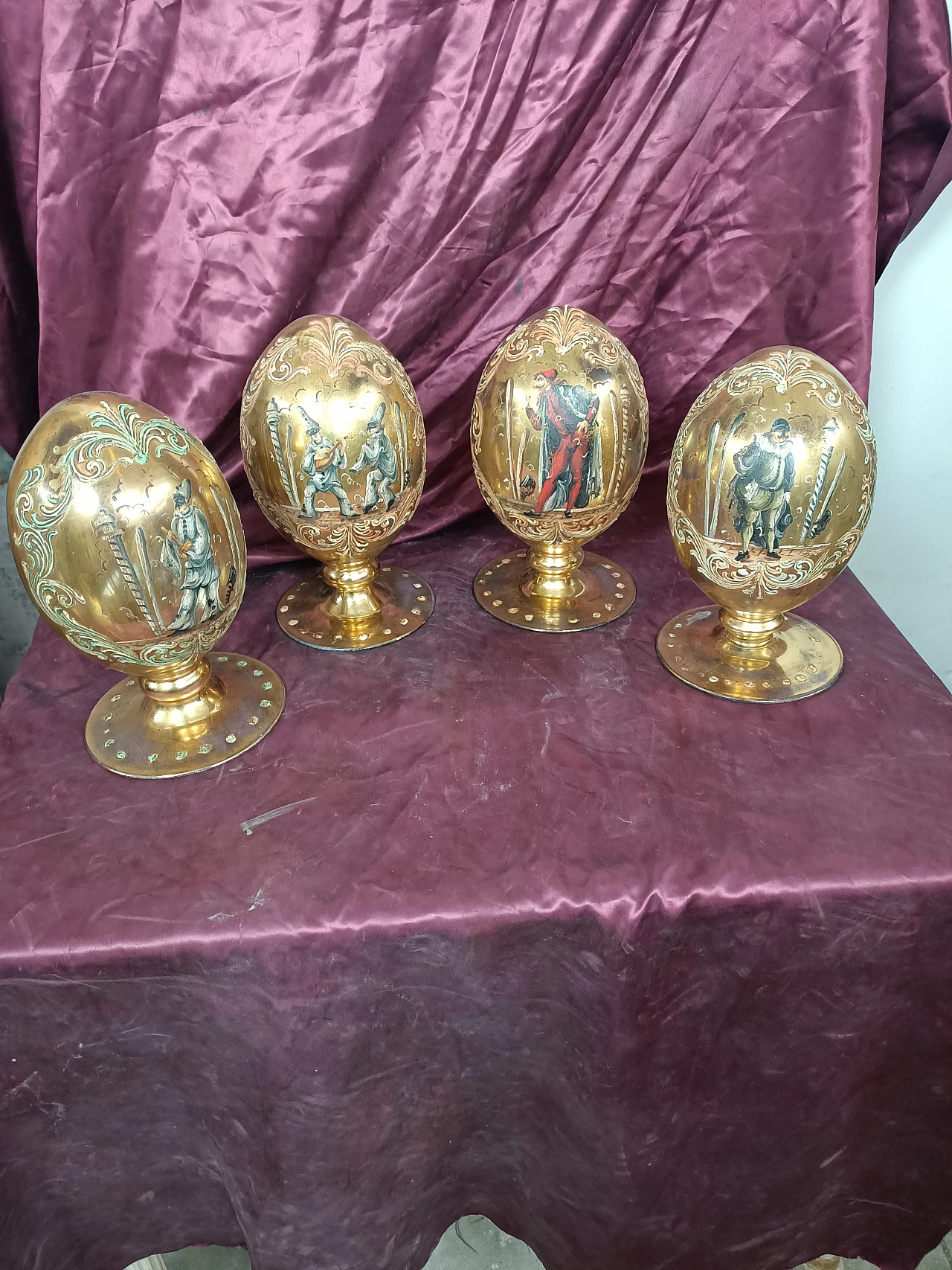 4 Blown glass eggs with carnival masks, 1940s 4