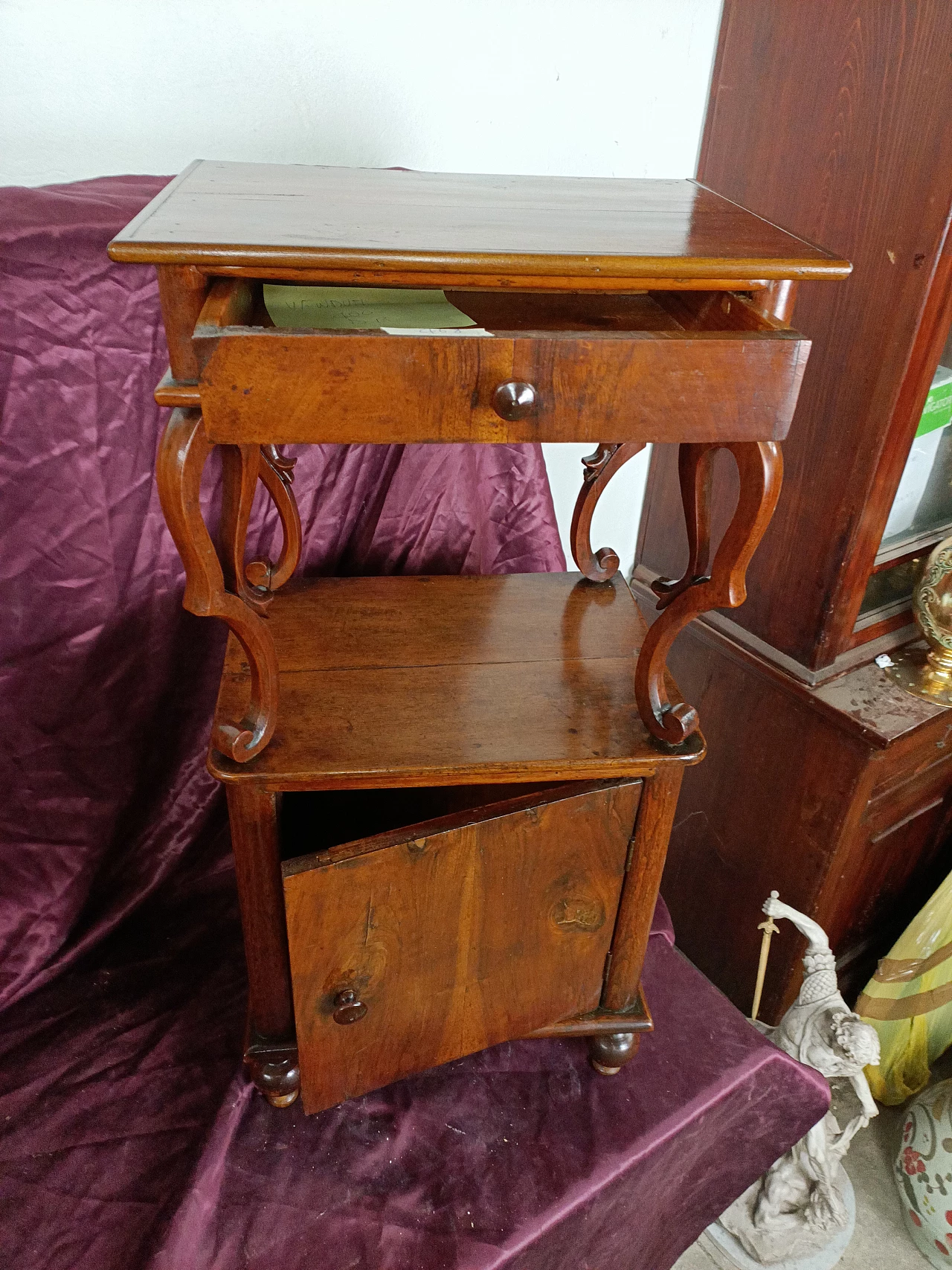 Pair of Louis Philippe walnut bedside tables, late 19th century 3