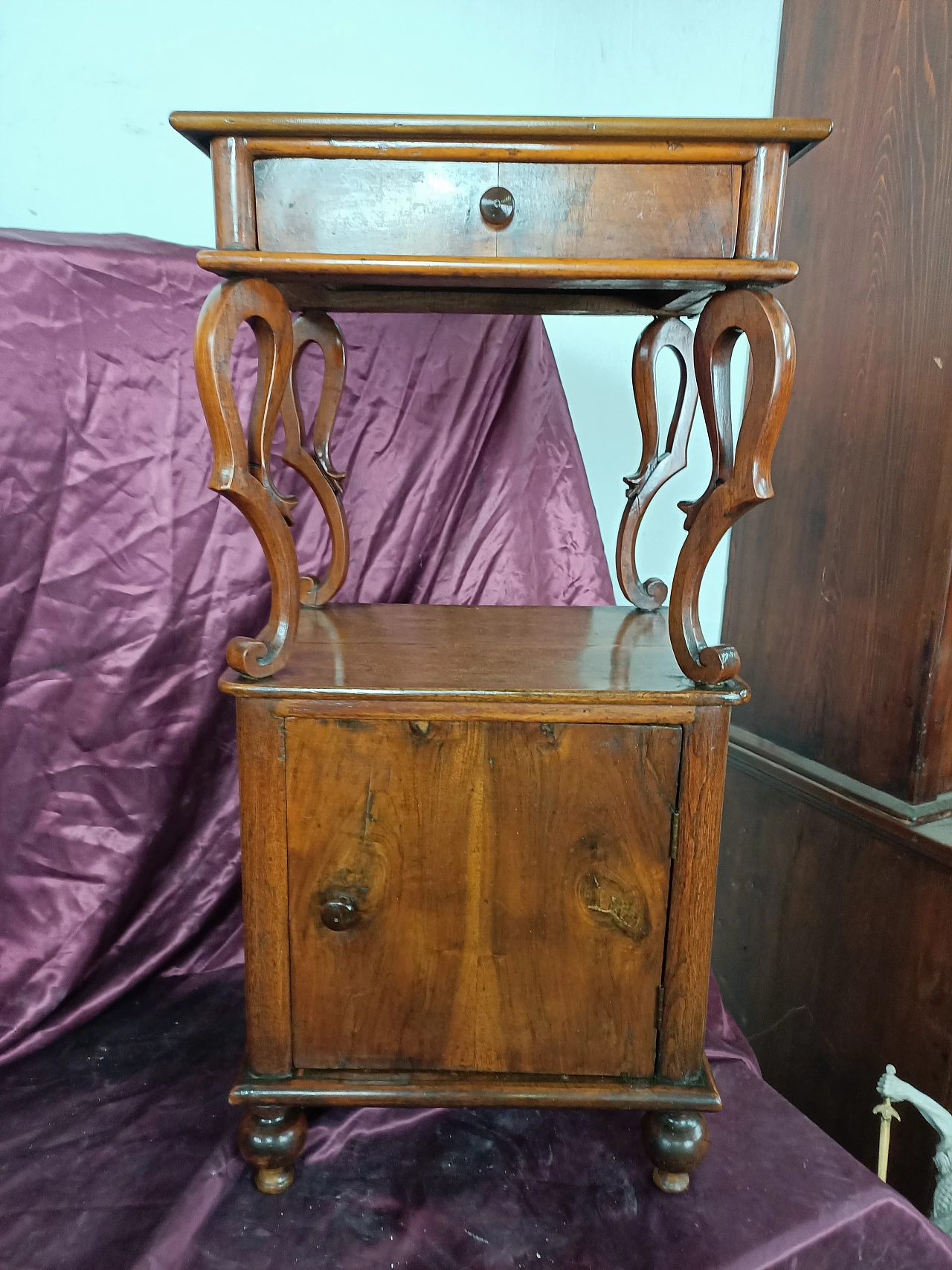 Pair of Louis Philippe walnut bedside tables, late 19th century 5