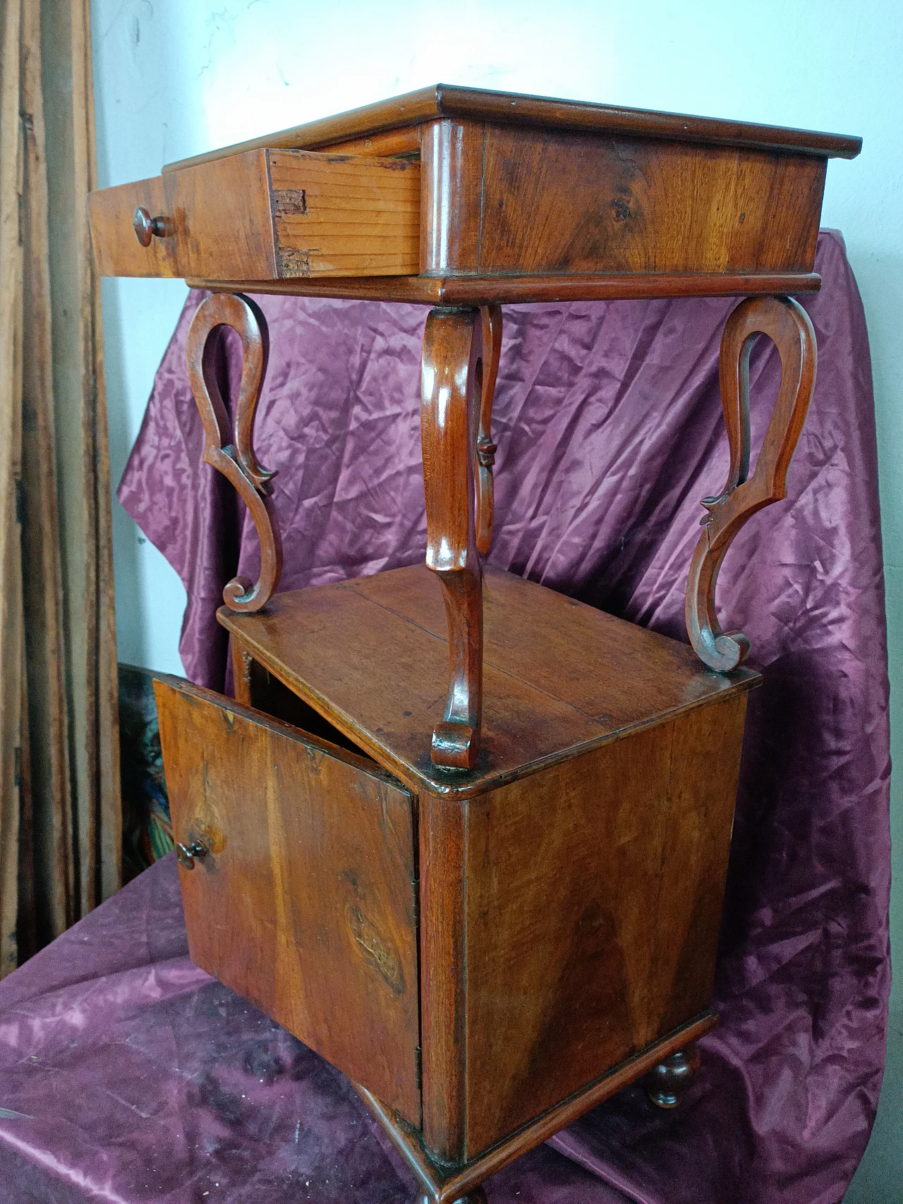 Pair of Louis Philippe walnut bedside tables, late 19th century 7