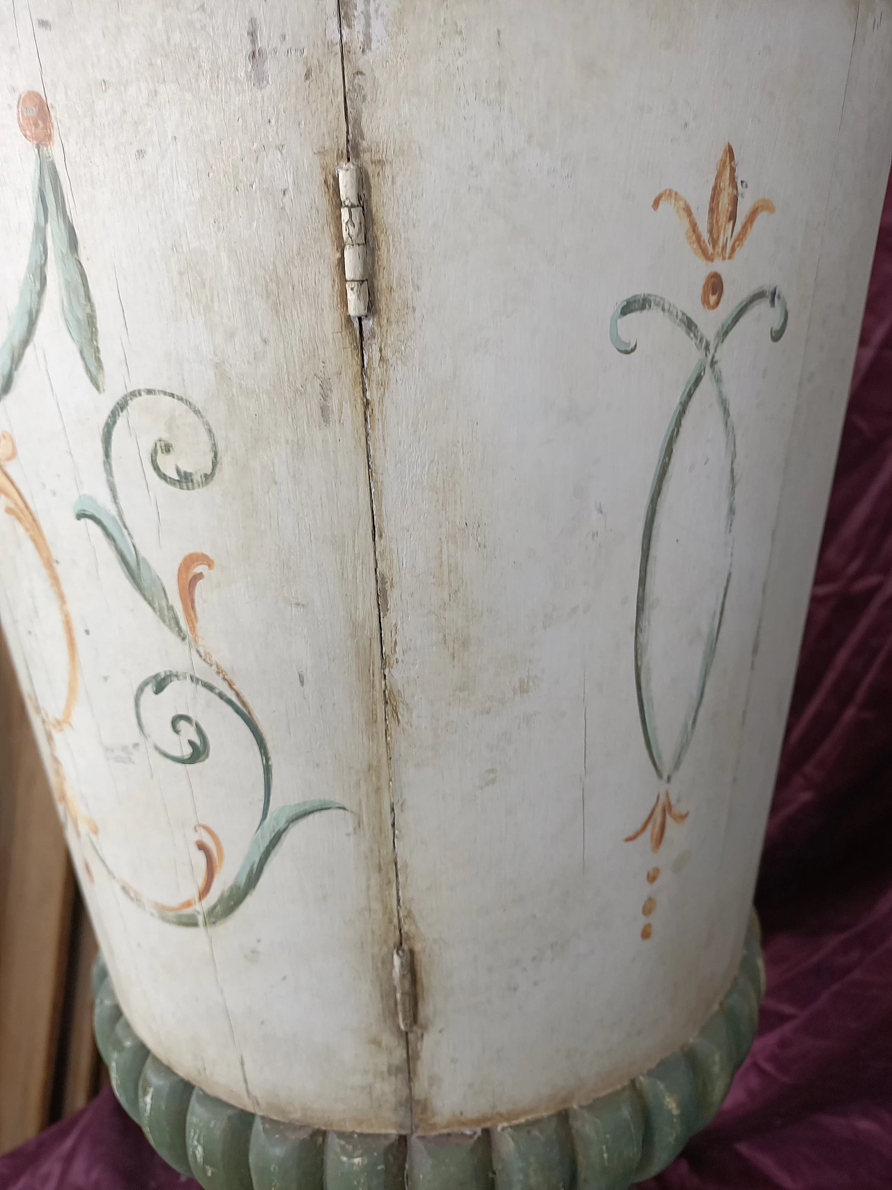 Lacquered wood column bedside table, 19th century 3