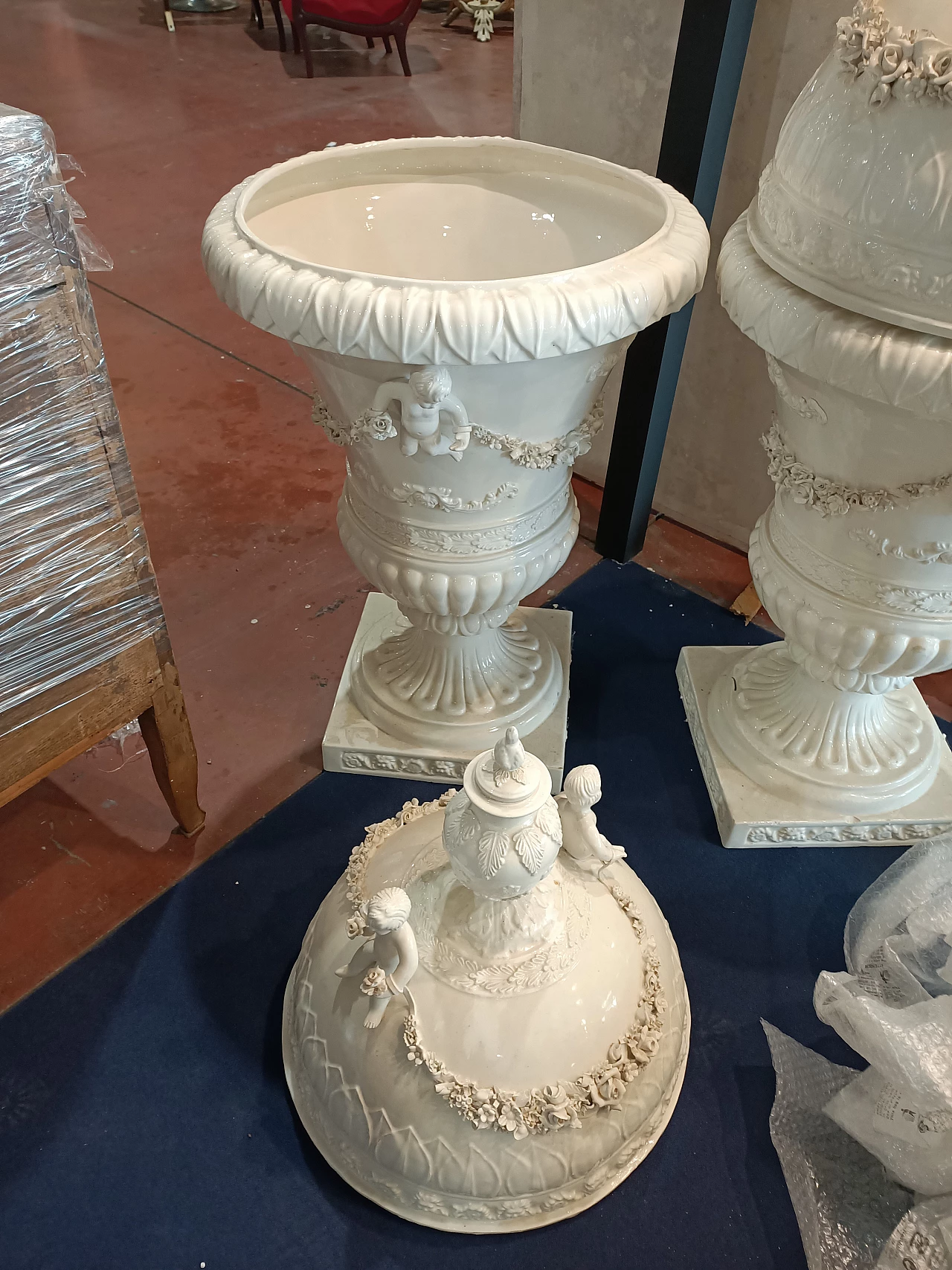 Pair of Vecchia Bassano ceramic vases with lids, early 20th century 3