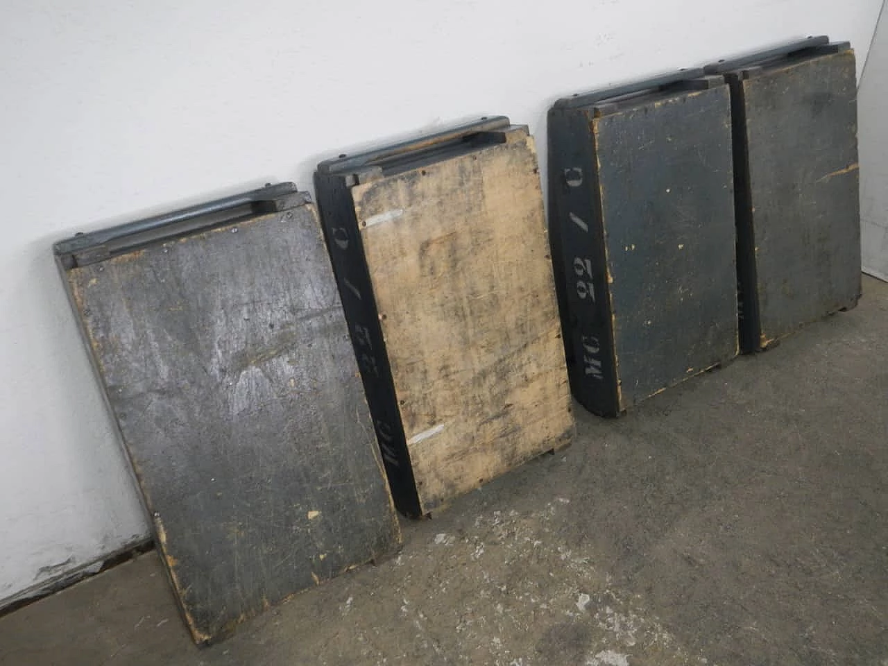 Coloured beech military crates with side handles, 1970s 1