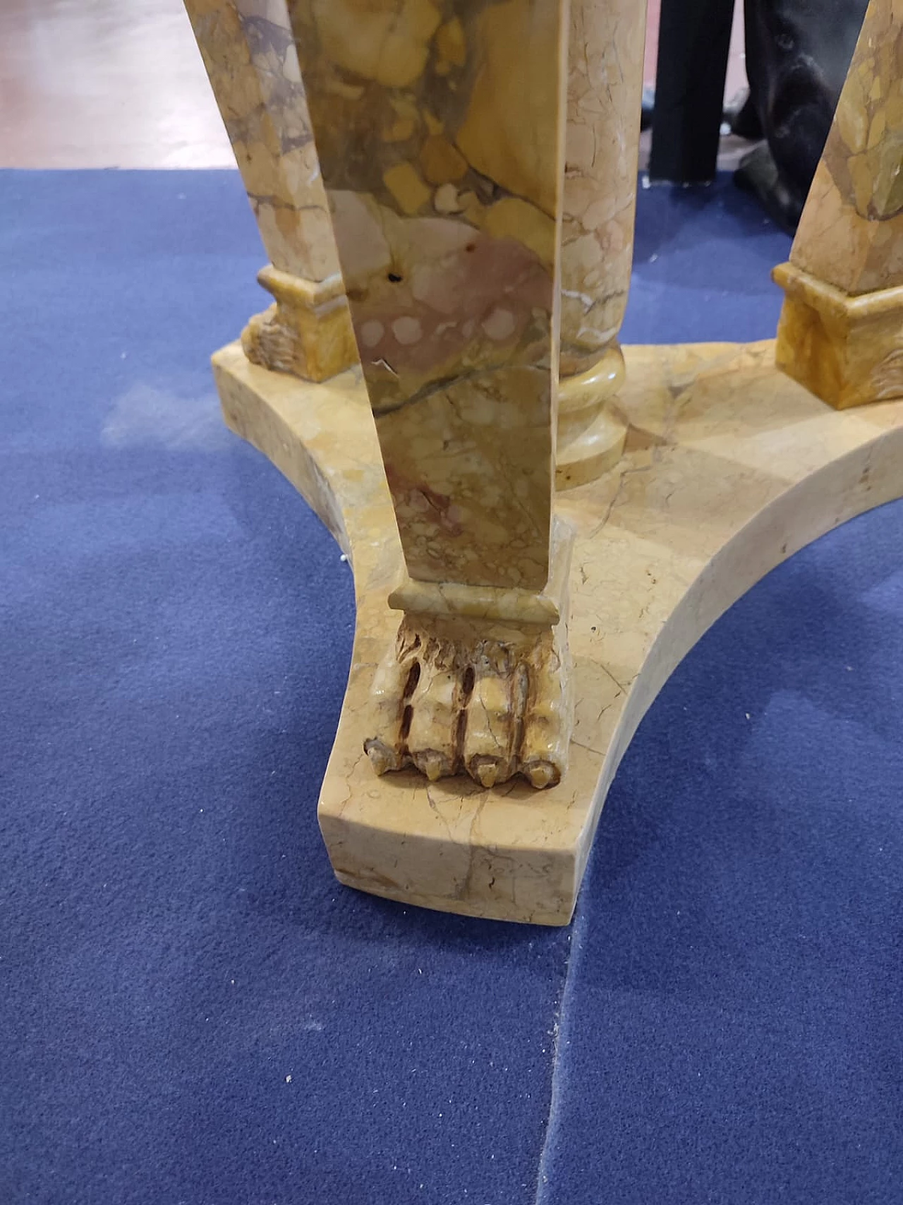 Venetian yellow marble tripod, late 19th century 4