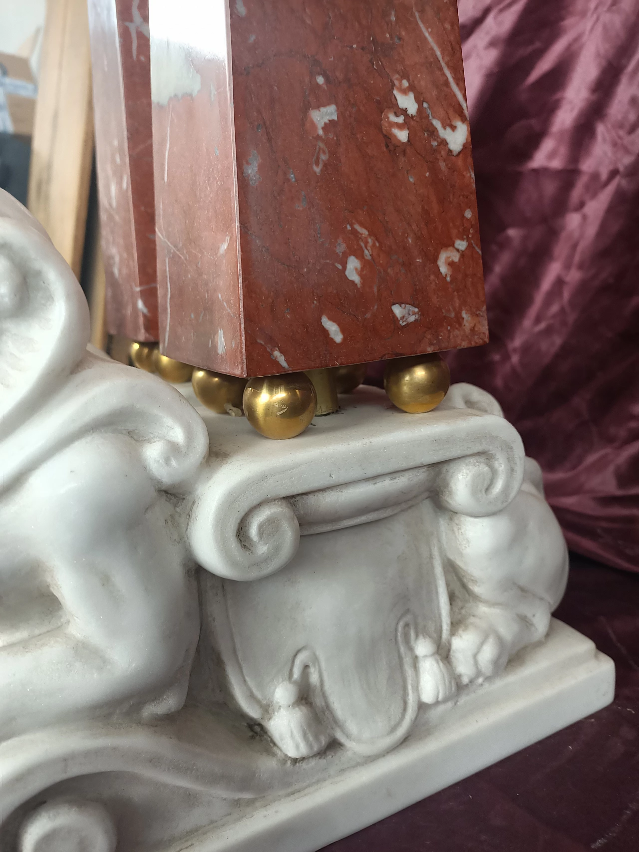 Pair of red and white marble obelisks with sphinx, early 20th century 3