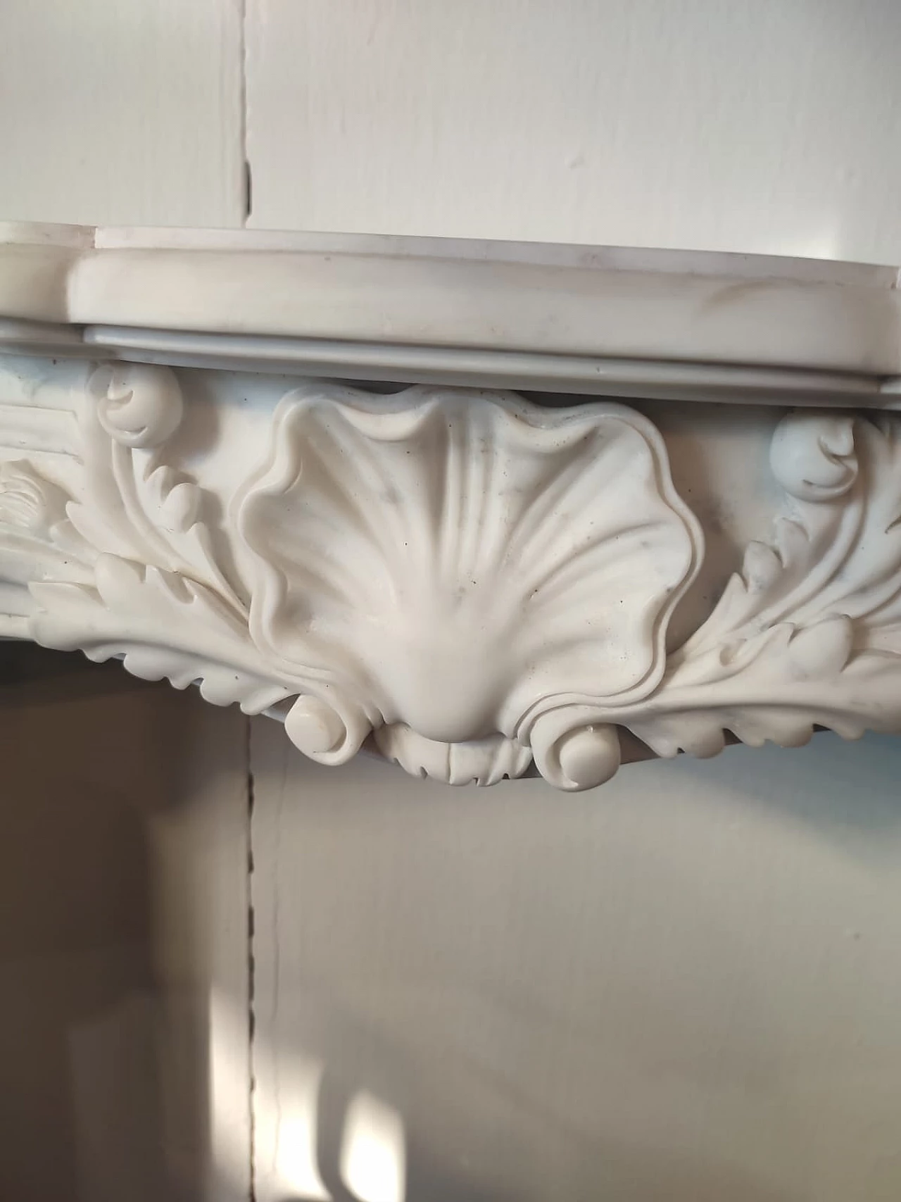 Fireplace in Carrara Calacatta marble, early 19th century 6