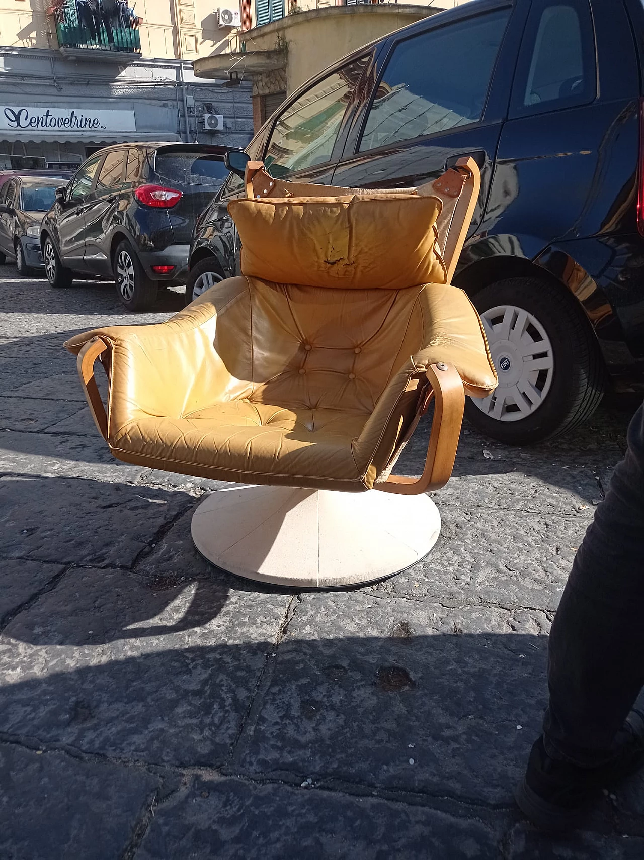 Falcon leather armchair, 1970s 2