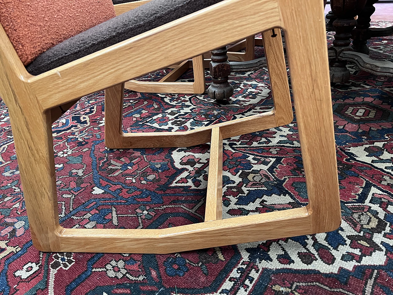 Sedia in legno rivestita in tessuto bouclè in stile scandinavo, anni '50 1