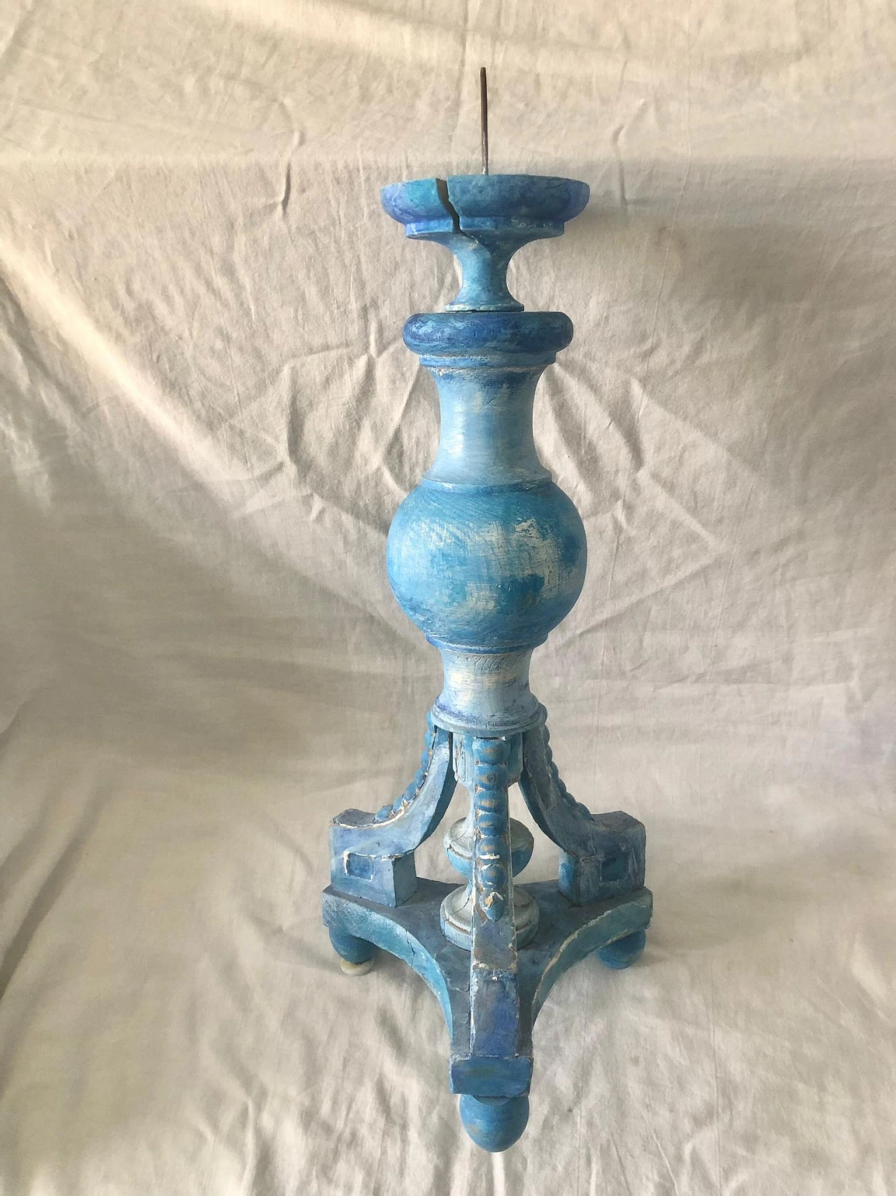 Carved and pickled blue wood candle holder, 1920s 8