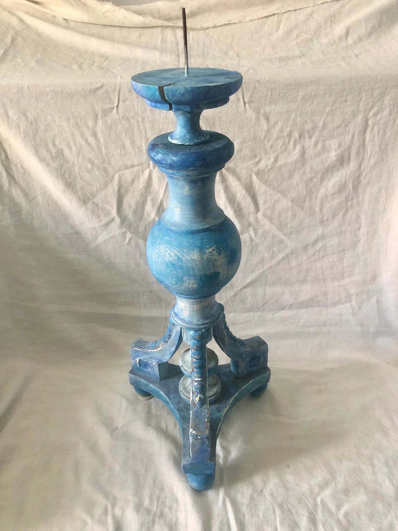 Carved and pickled blue wood candle holder, 1920s 12