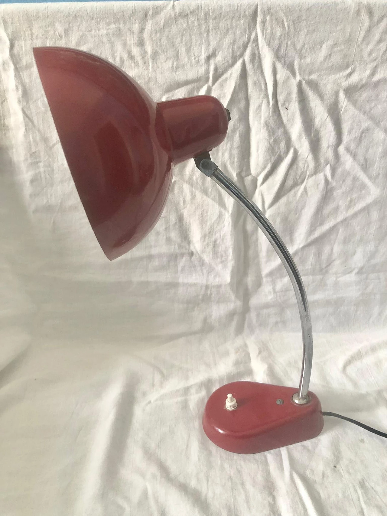 Red lacquered metal table lamp, 1950s 12