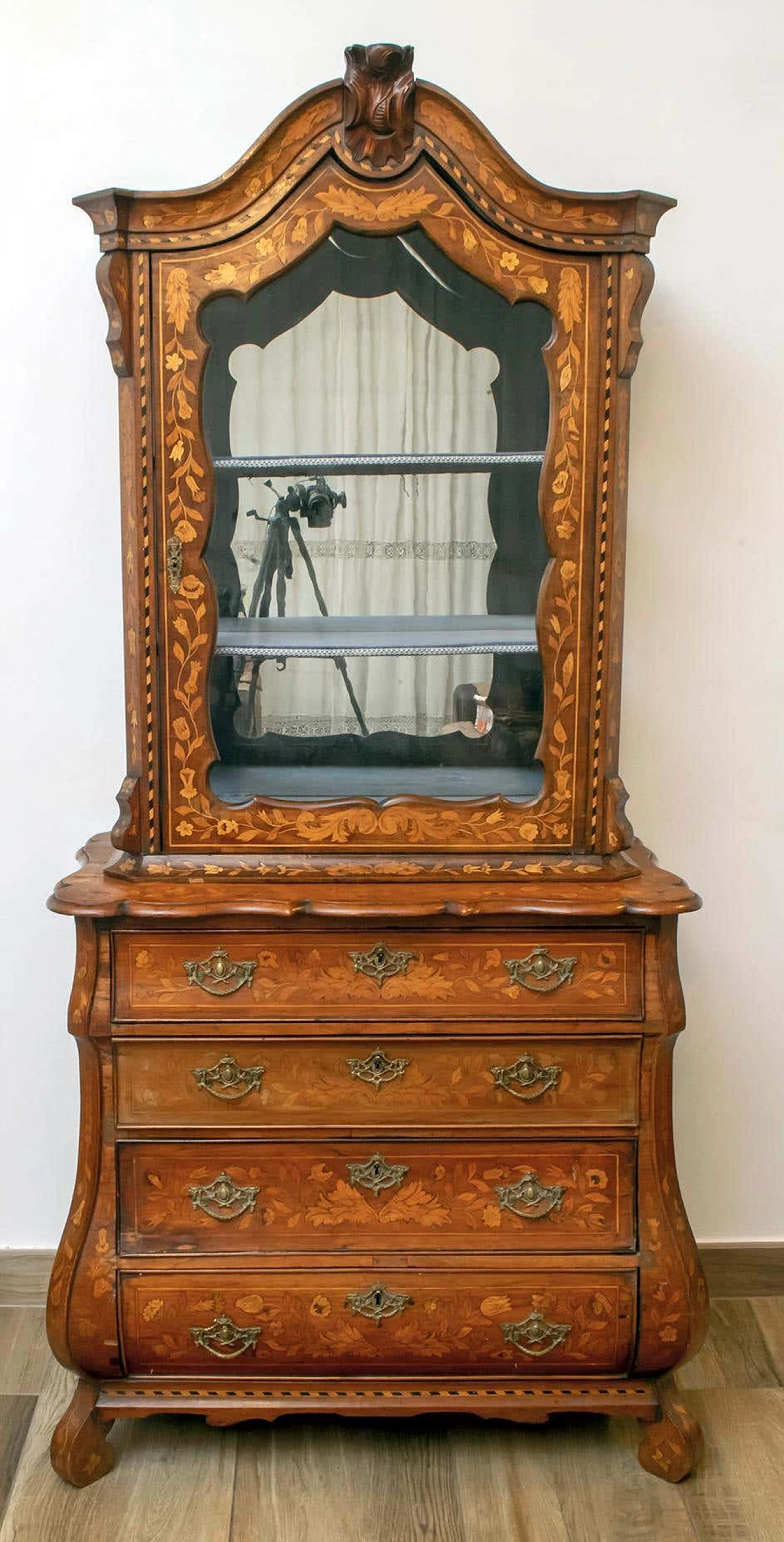 Dutch walnut trumeau with maple inlay, 1760s 2