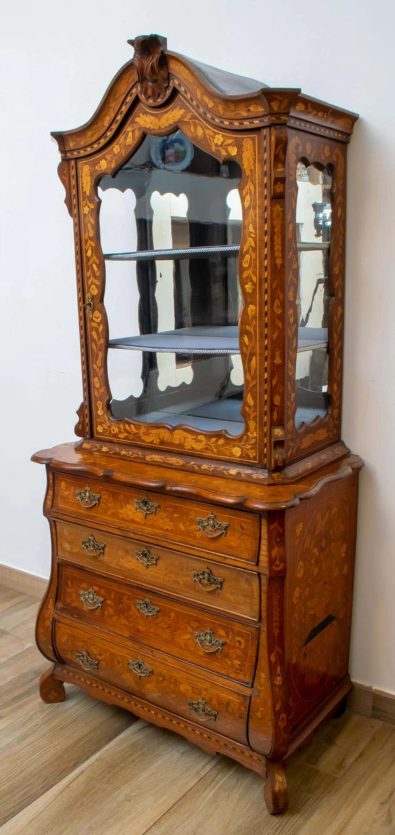 Dutch walnut trumeau with maple inlay, 1760s 3