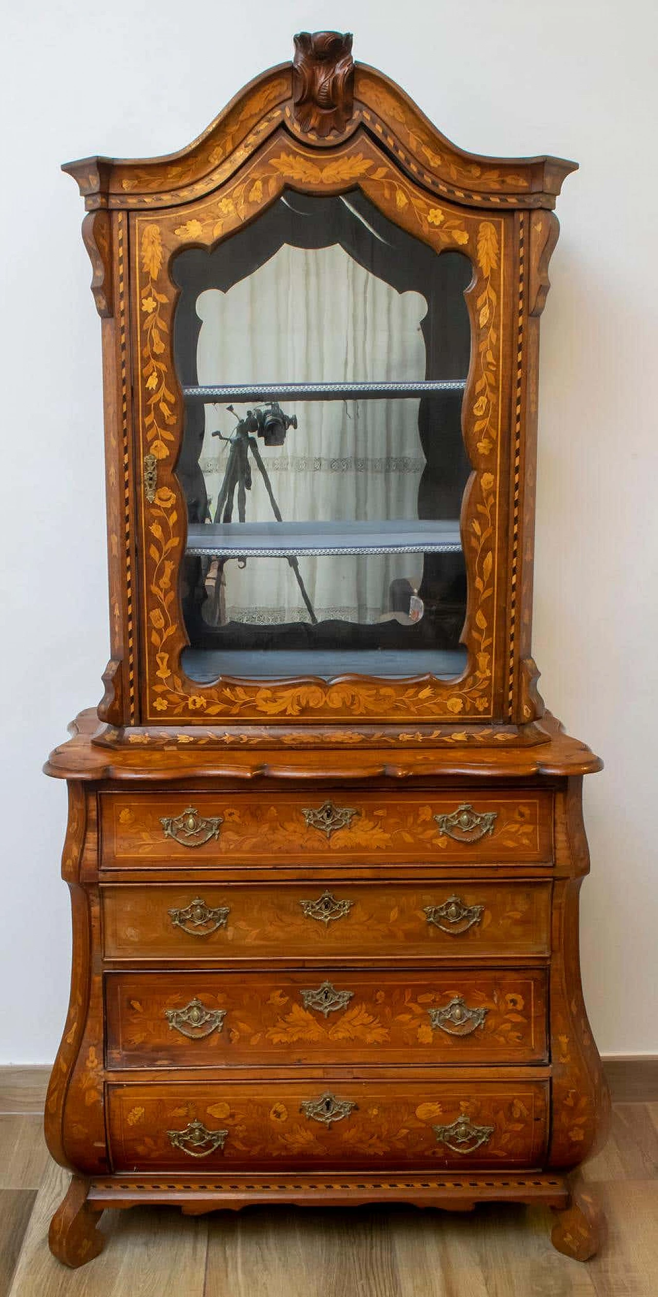 Dutch walnut trumeau with maple inlay, 1760s 4