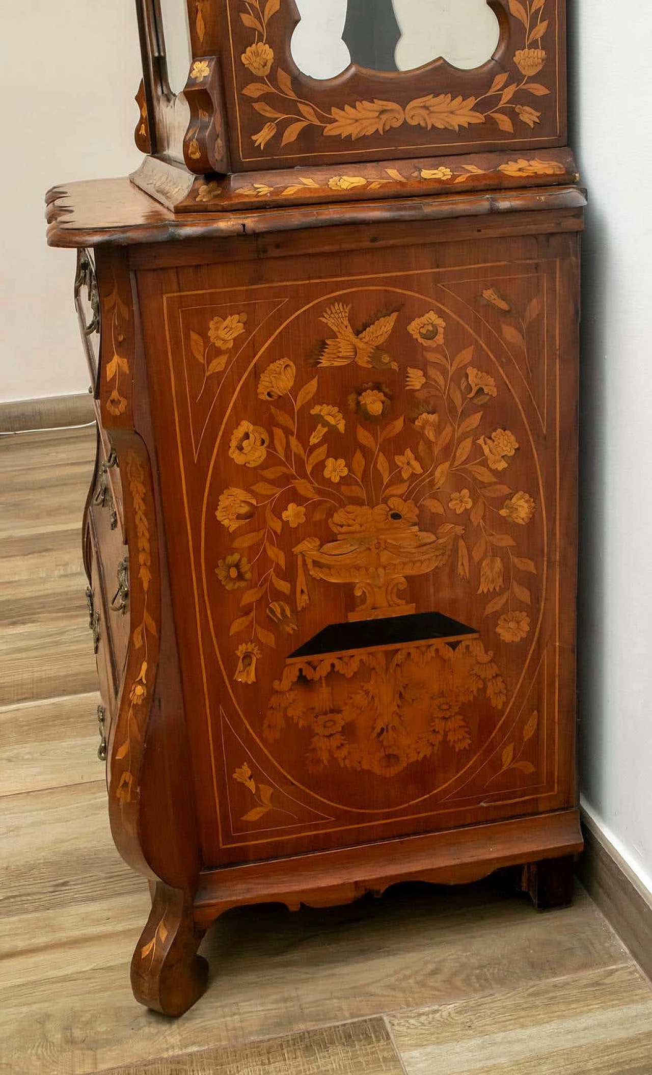 Dutch walnut trumeau with maple inlay, 1760s 10