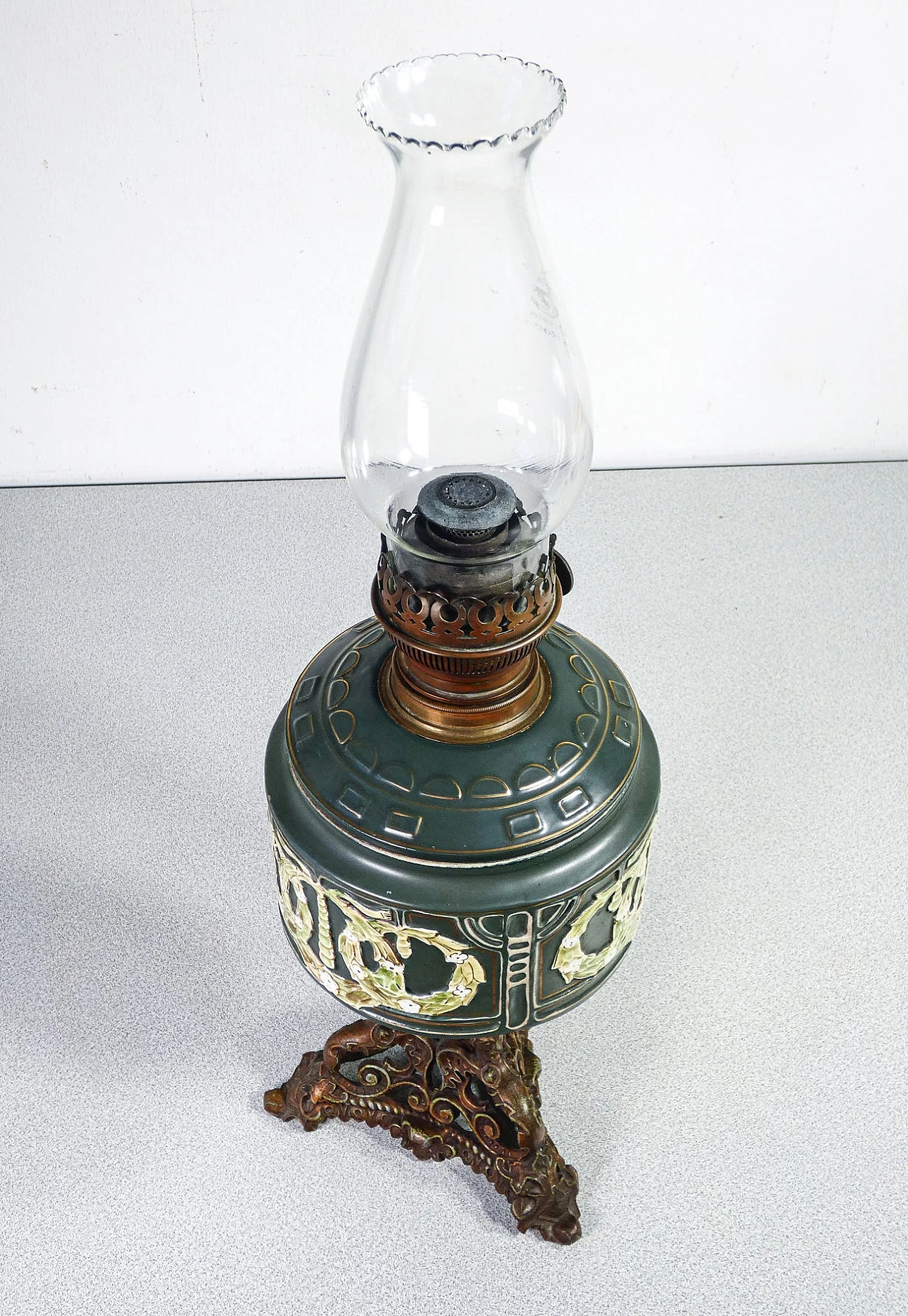 Lume a petrolio Liberty in ceramica smaltata, bronzo e cristallo di Forti Chiesara Cristal de Roche, inizio '900 2