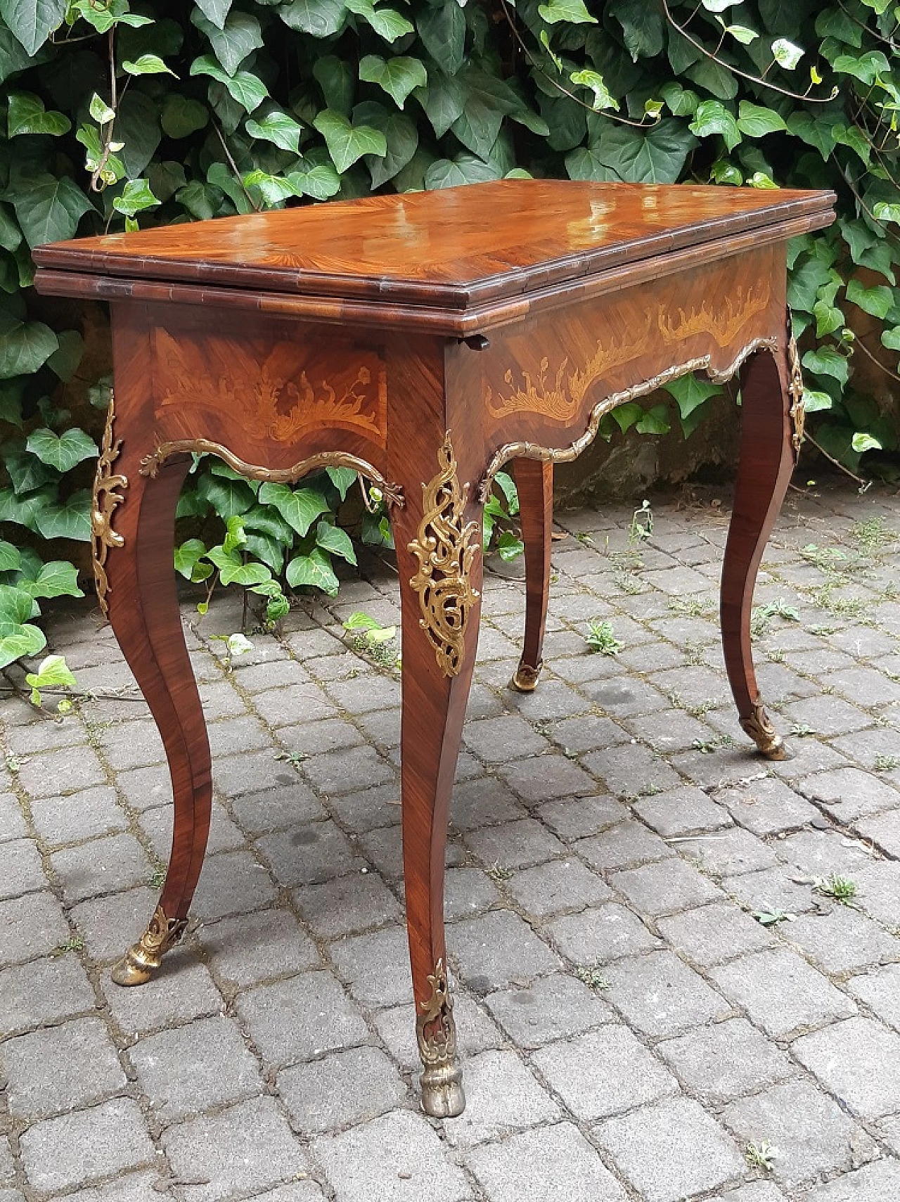 Walnut and olive briar game table, mid-20th century 4