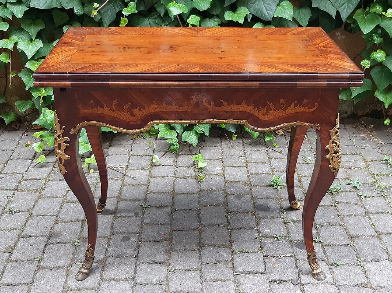 Walnut and olive briar game table, mid-20th century 6