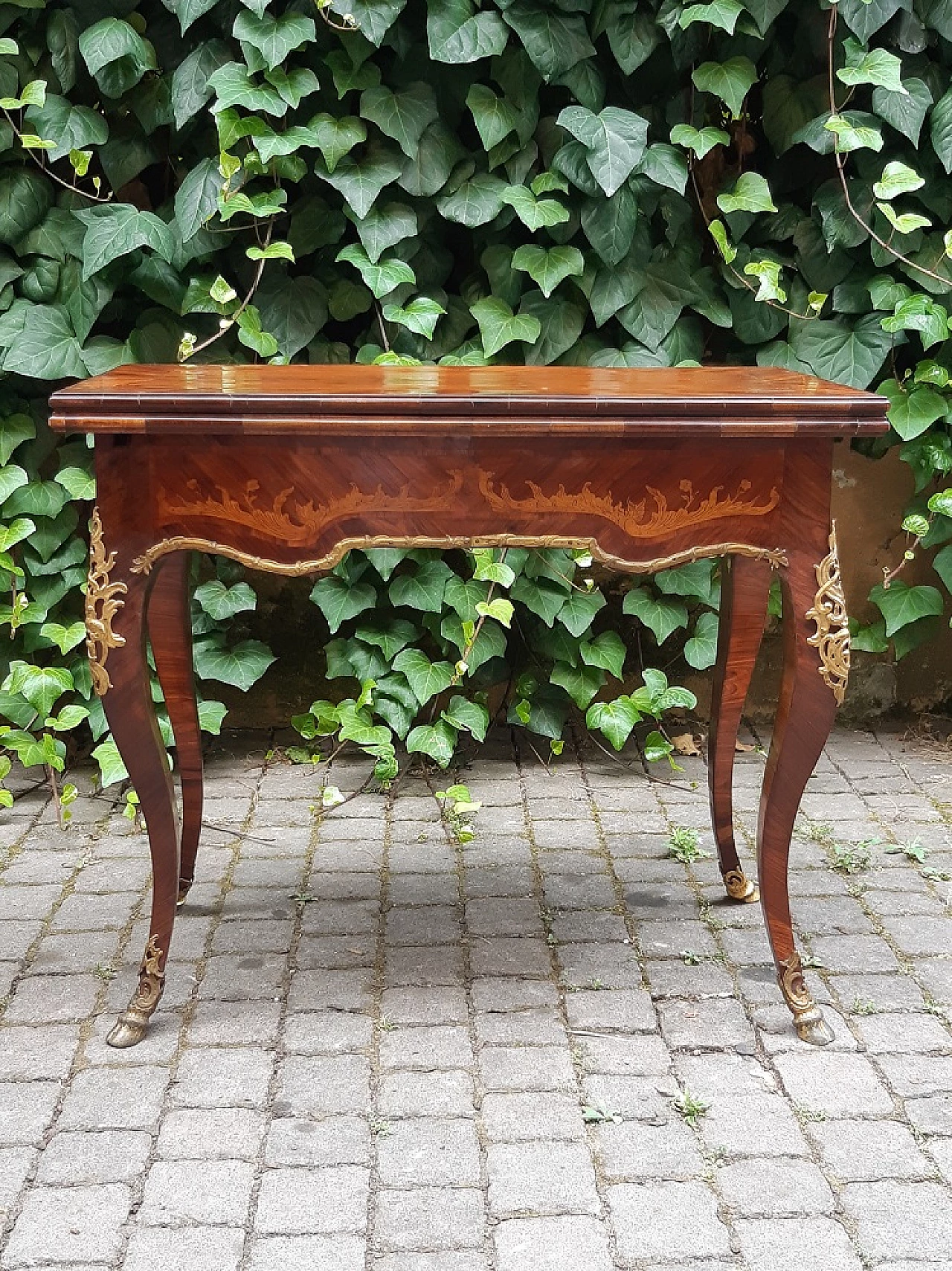 Walnut and olive briar game table, mid-20th century 7