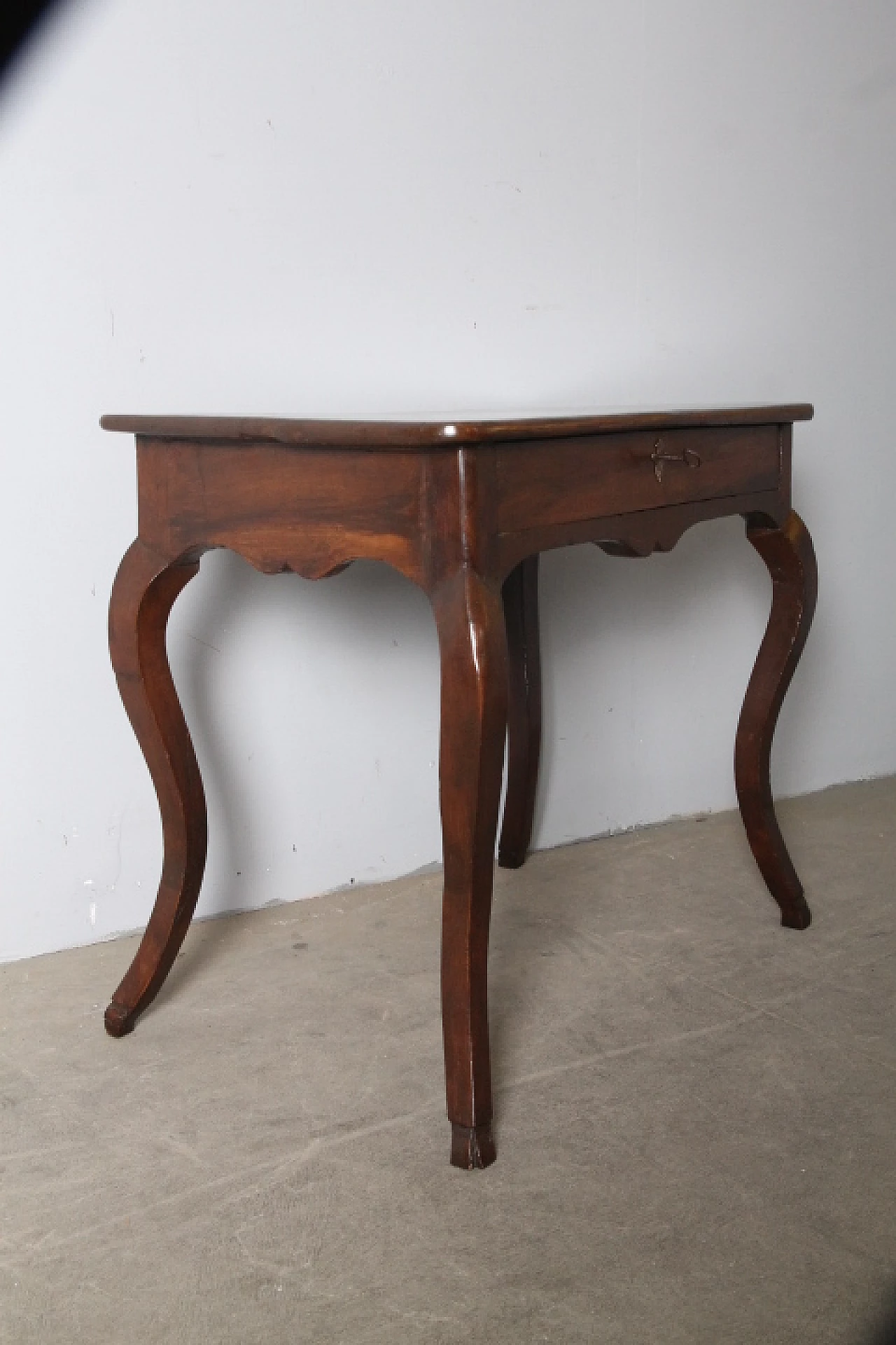 Louis XVI walnut writing desk with sabre legs, mid-18th century 4