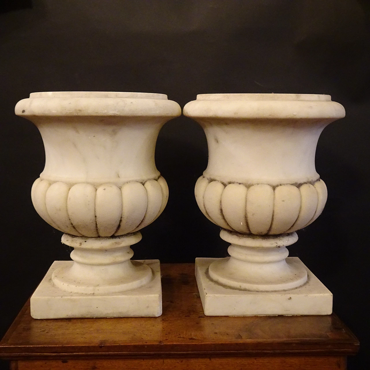 Pair of white Carrara marble vases, early 20th century 1