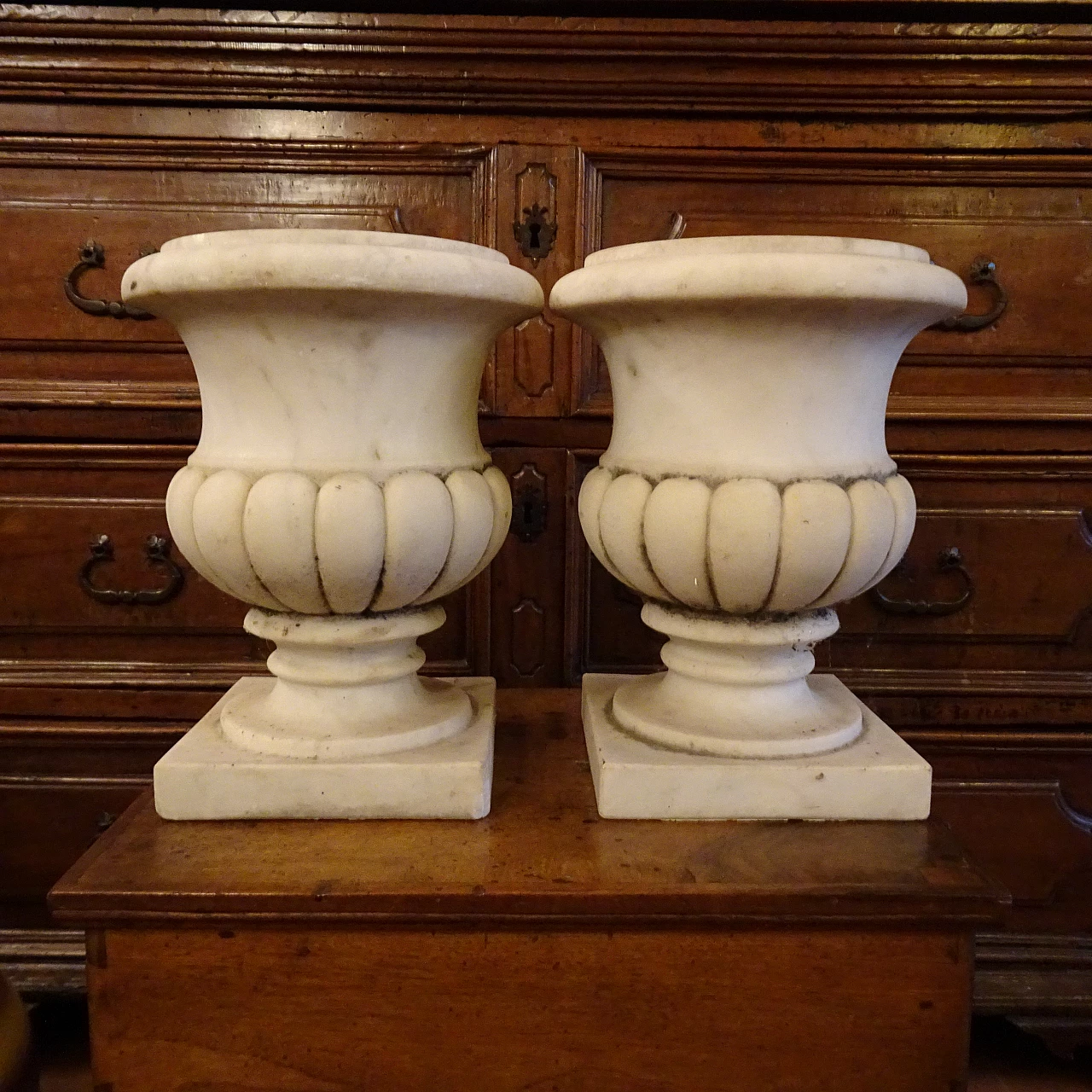 Pair of white Carrara marble vases, early 20th century 2