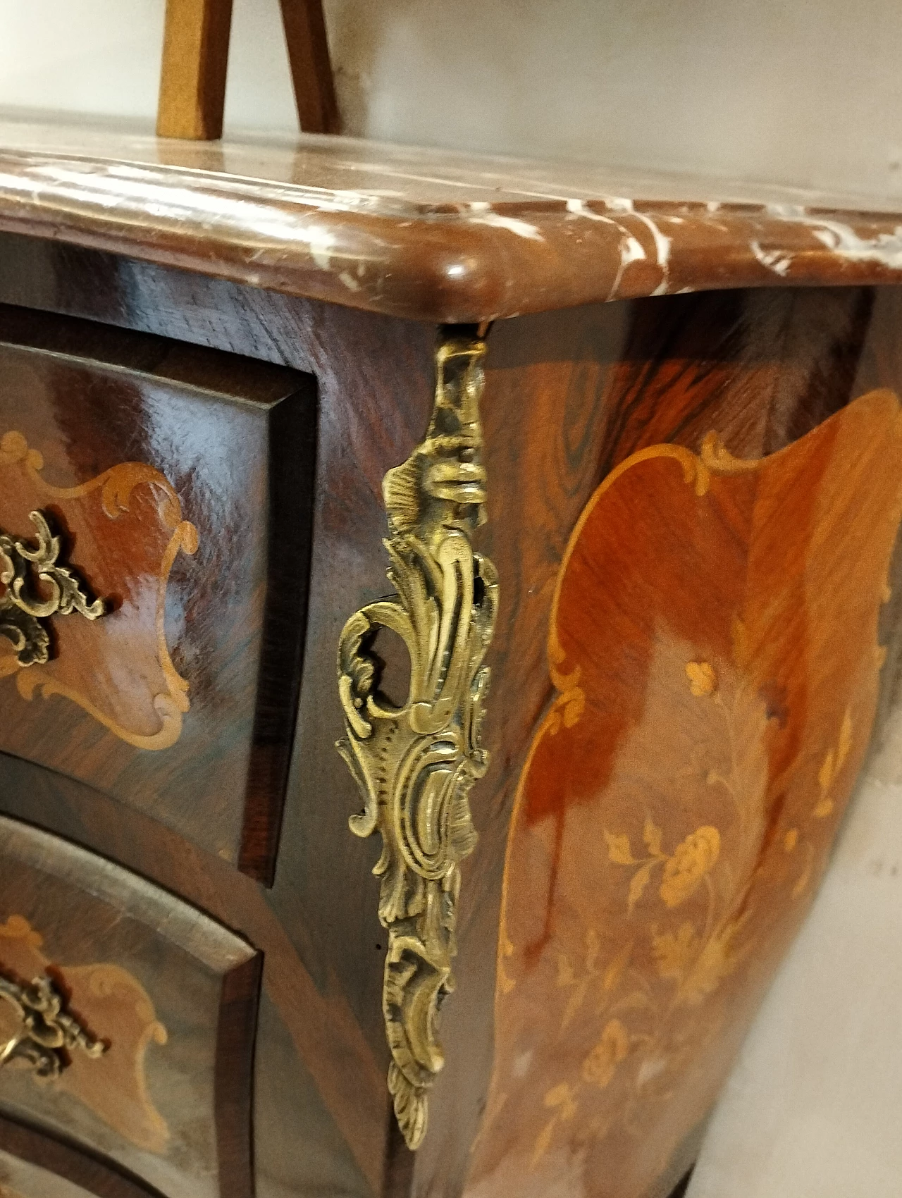 Louis XVI chest of drawers with Rosso Francia marble top, 18th century 4