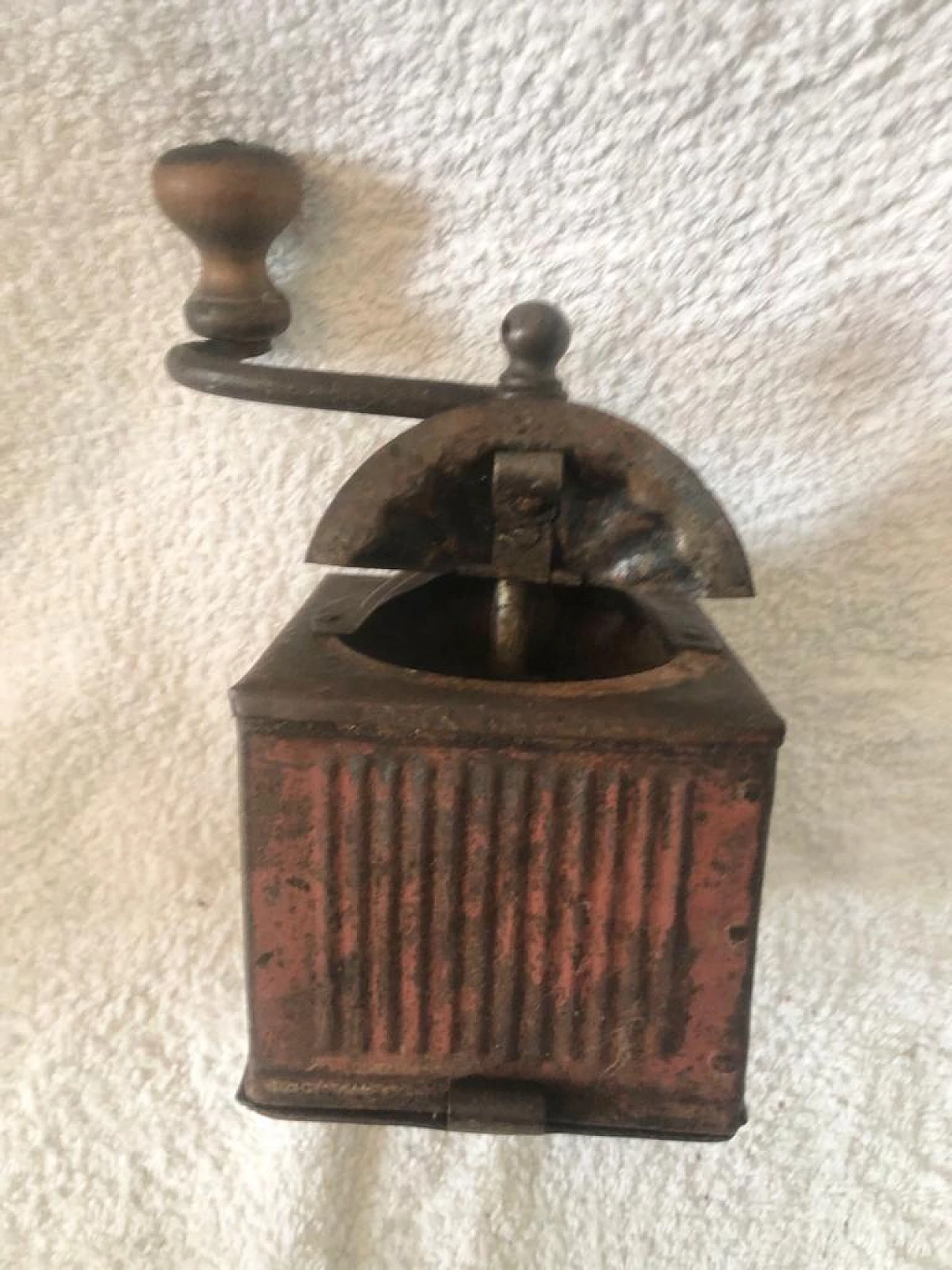 3 Coffee grinders in iron and wood, 1940s 5