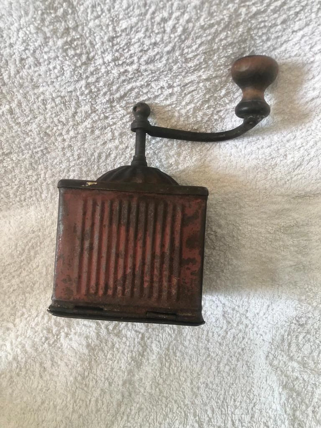 3 Coffee grinders in iron and wood, 1940s 7