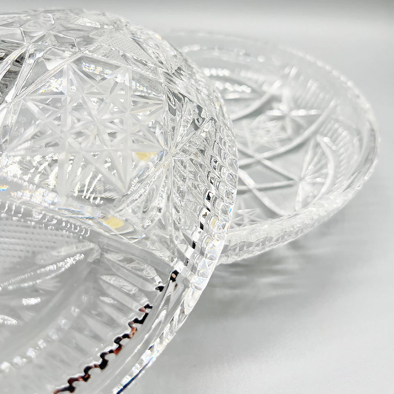 Bohemian crystal bowl with lid, early 20th century 1