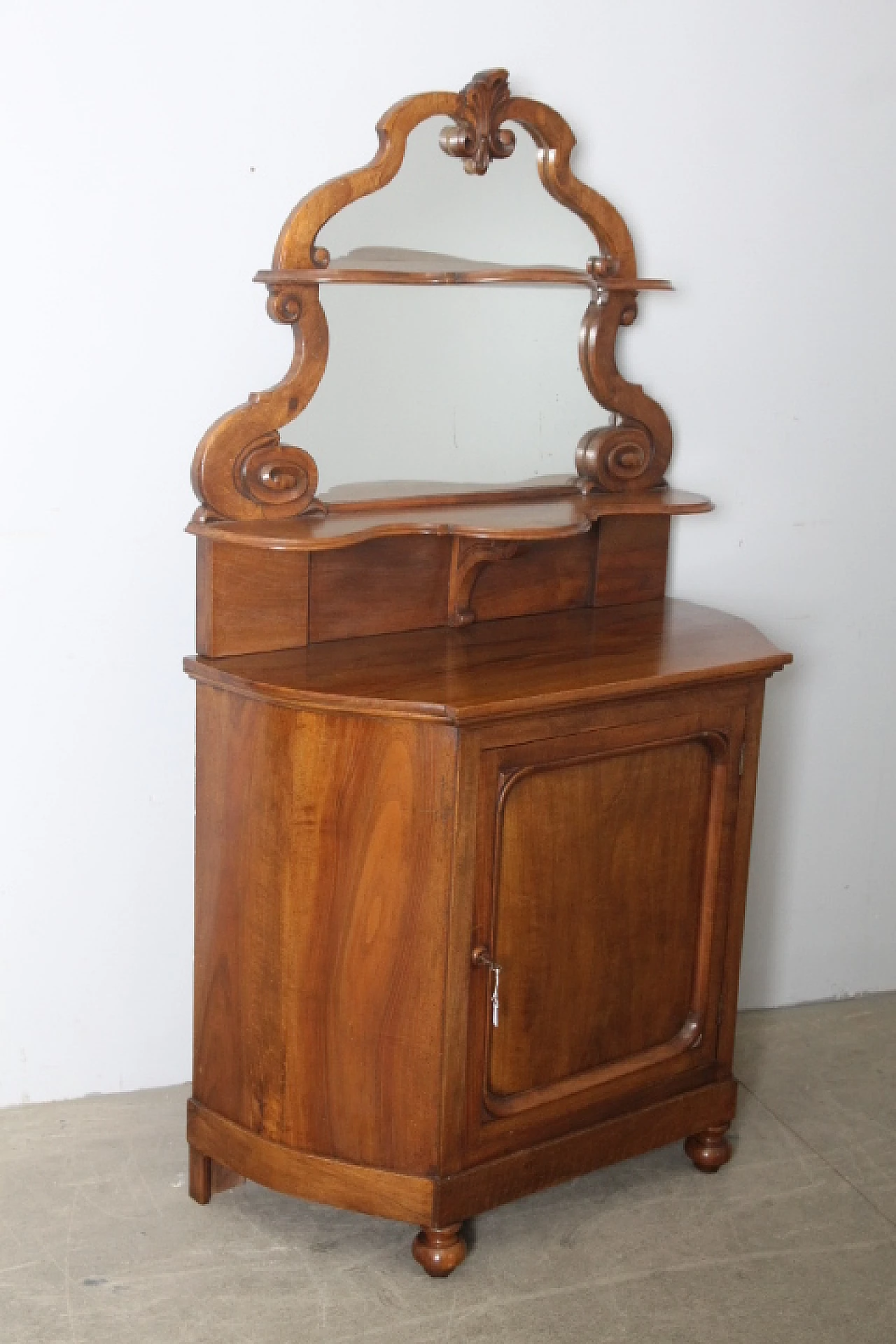 Credenza Luigi Filippo in noce massello con alzata e specchio stondato, metà '800 1