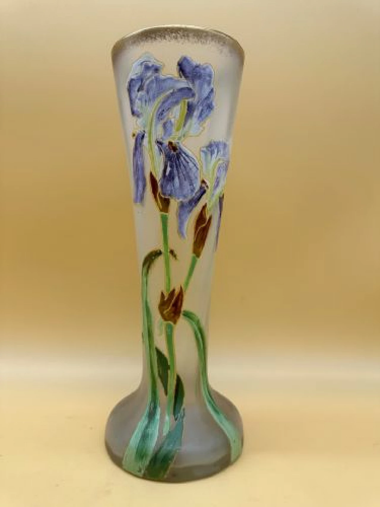 Frosted glass vase with floral motif in relief 3