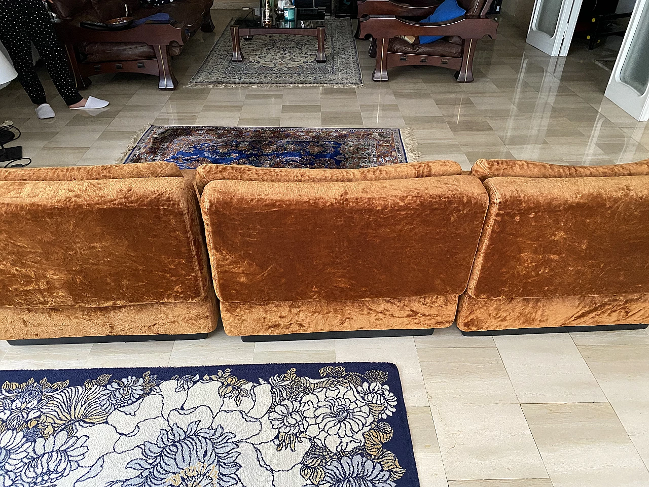 3 Velvet armchairs with coffee table by Saporiti Italia, 1970s 3