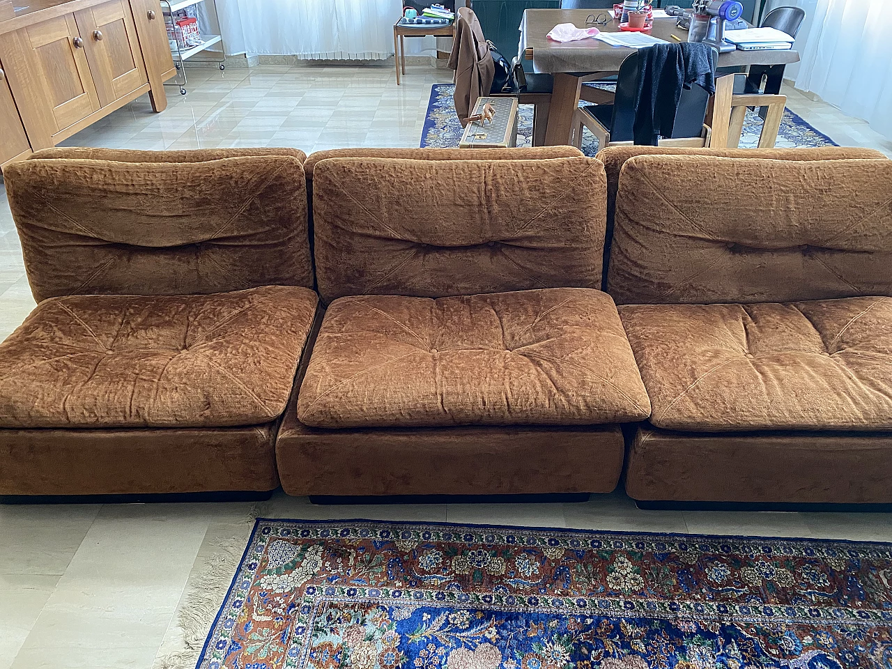 3 Velvet armchairs with coffee table by Saporiti Italia, 1970s 4