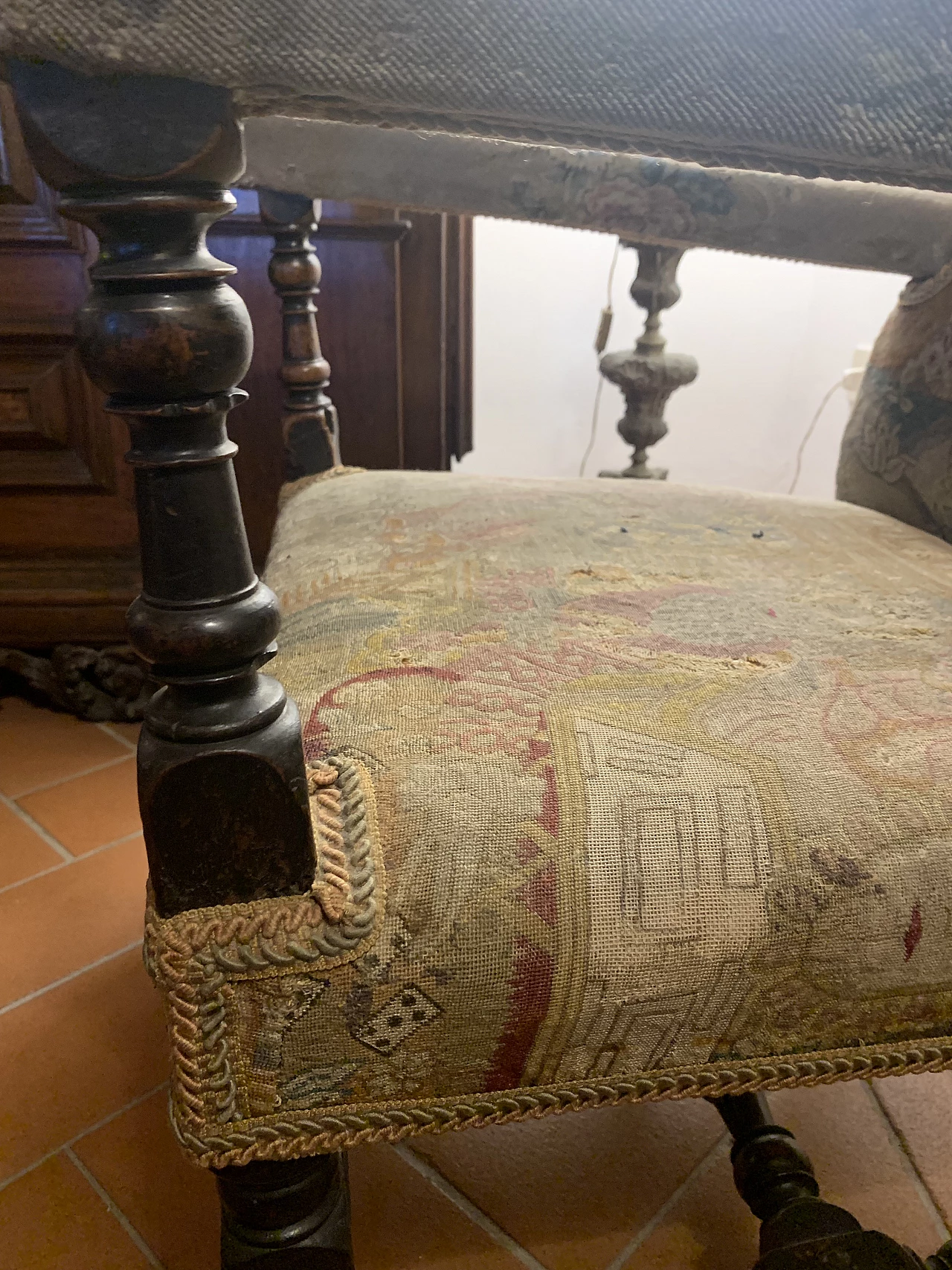 French walnut and patterned fabric armchair, 17th century 7