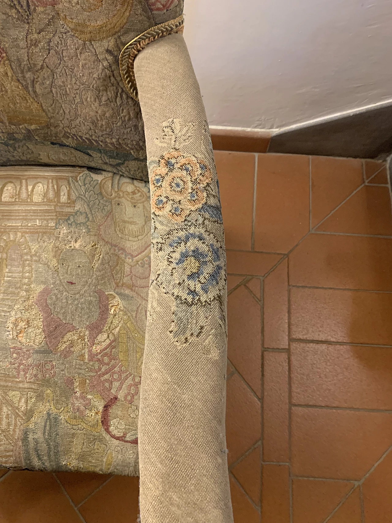 French walnut and patterned fabric armchair, 17th century 9