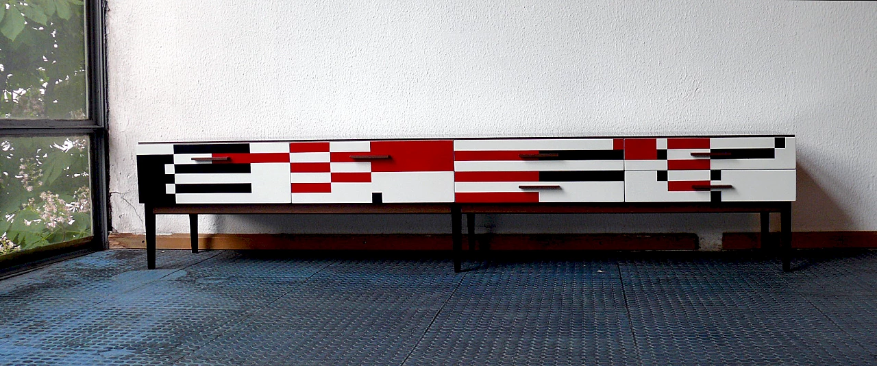 Credenza Op-Art con piano in vetro e maniglie in quercia massello in stile Bauhaus, anni '70 1