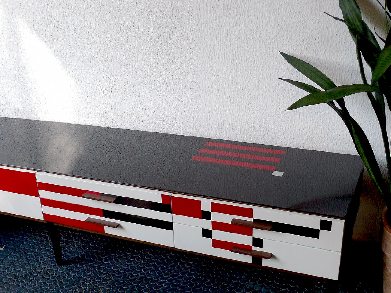 Credenza Op-Art con piano in vetro e maniglie in quercia massello in stile Bauhaus, anni '70 3